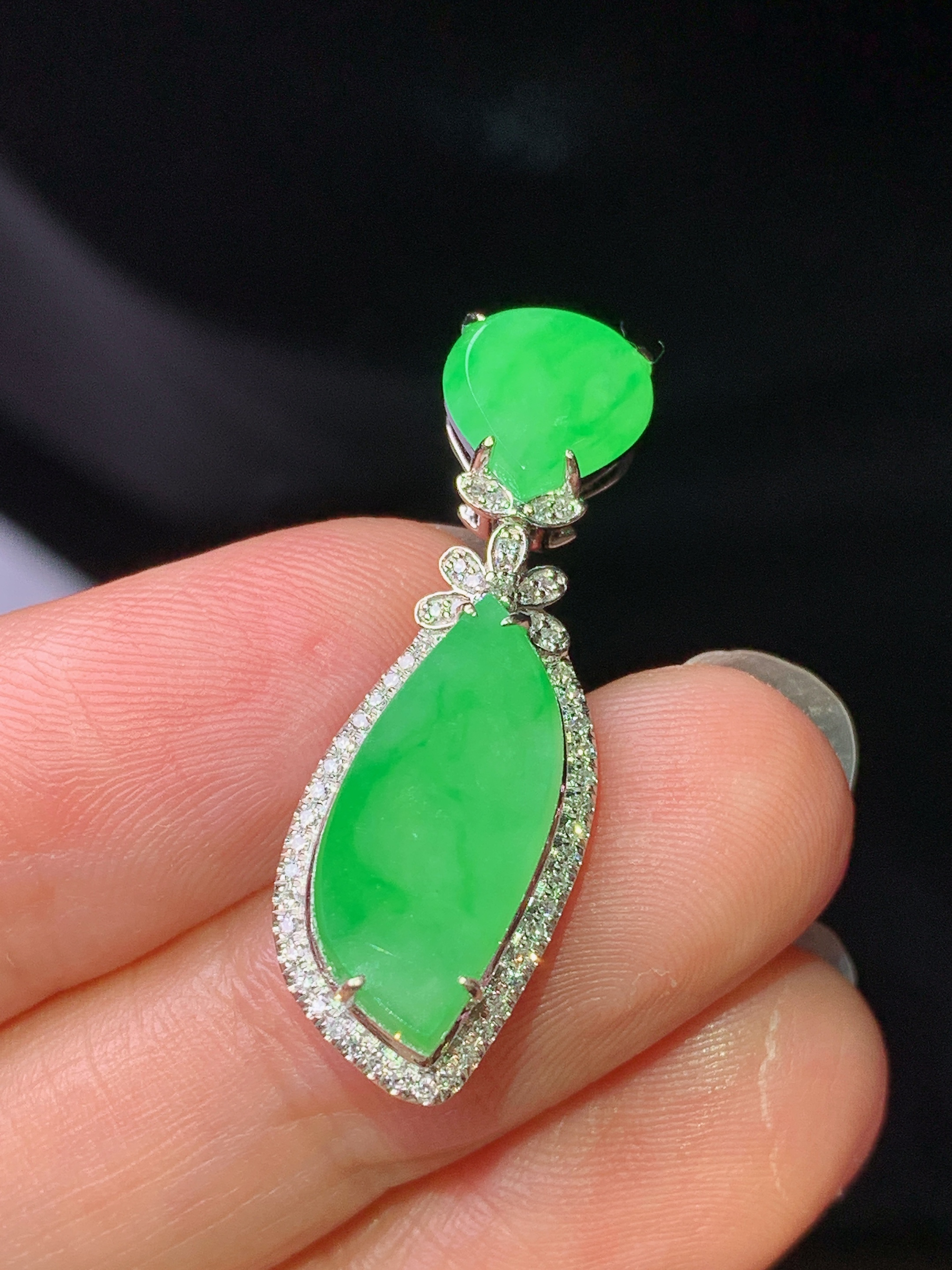 18k金钻镶嵌翠绿随形吊坠 玉质细腻 色泽艳丽清新 水润亮眼 整体尺寸31*10.6*6f3