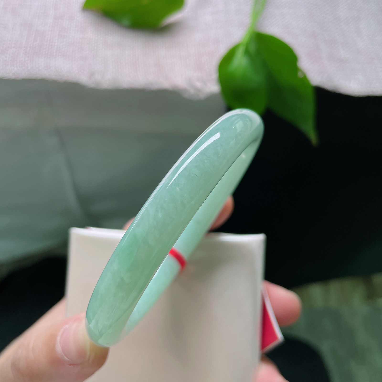 尺寸：58.9/9.8，绿底圆条，质地温润，细镯衬纤腕，绿意映佳人..