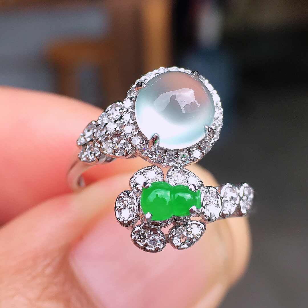 （冰+绿）二合一戒指，色泽均匀艳丽，玉质细腻，荧光感超
强，饱满圆润，尽显优雅气质，18k
金豪华镶嵌