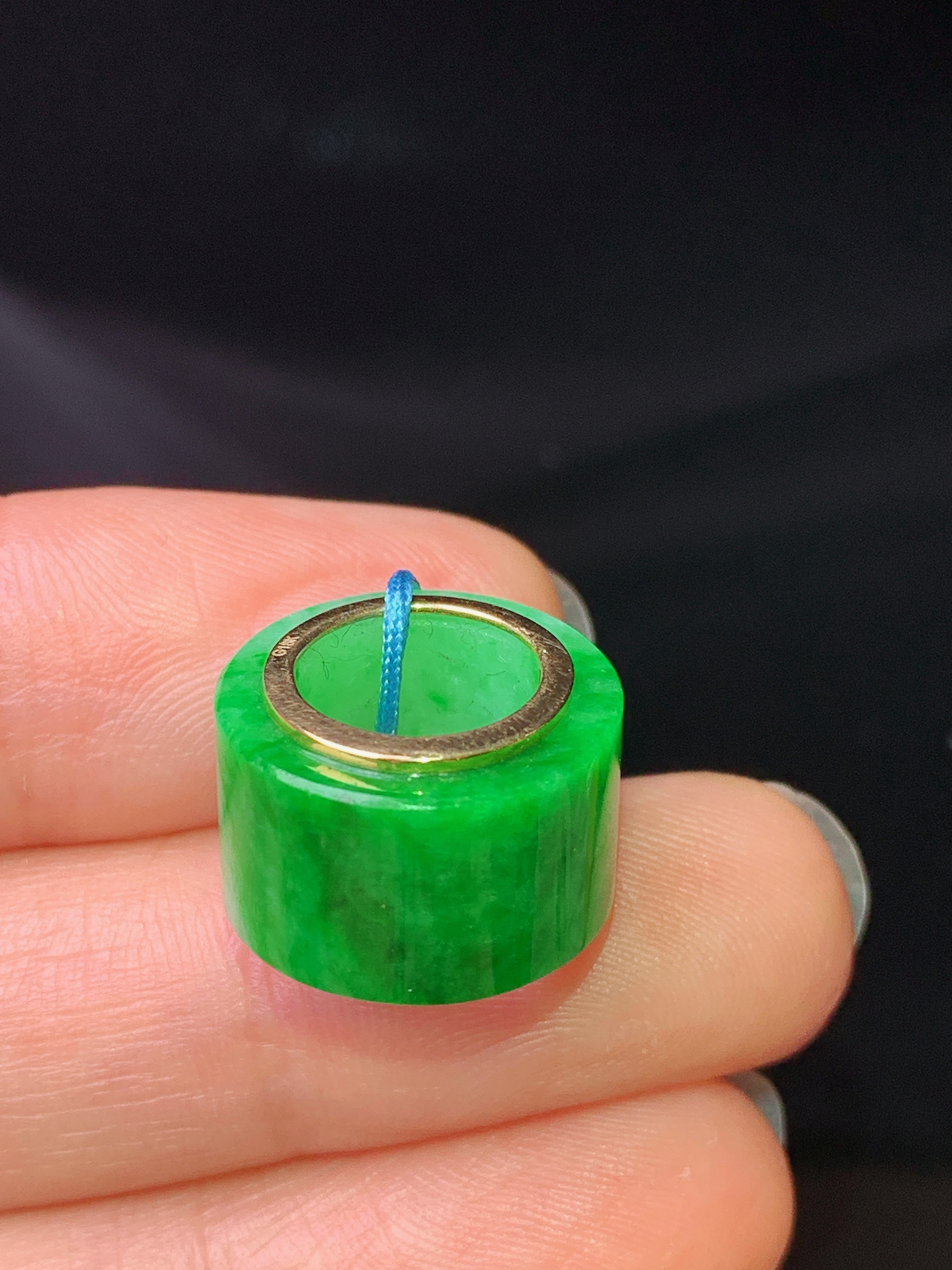 18k金镶嵌翠绿路路通吊坠 玉质细腻 色泽艳丽清新 水润亮眼 整体尺寸15*8.8b1