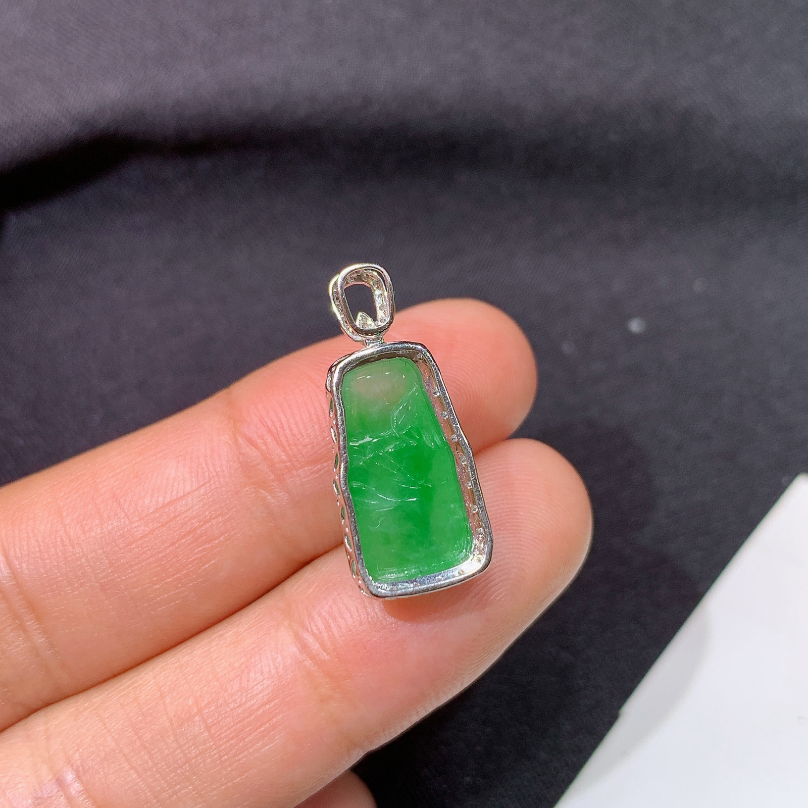 冰阳绿竹节吊坠，18k金镶嵌，冰润色阳，玉质细腻，种水足，Sk 尺寸22.1*9.6*7.9