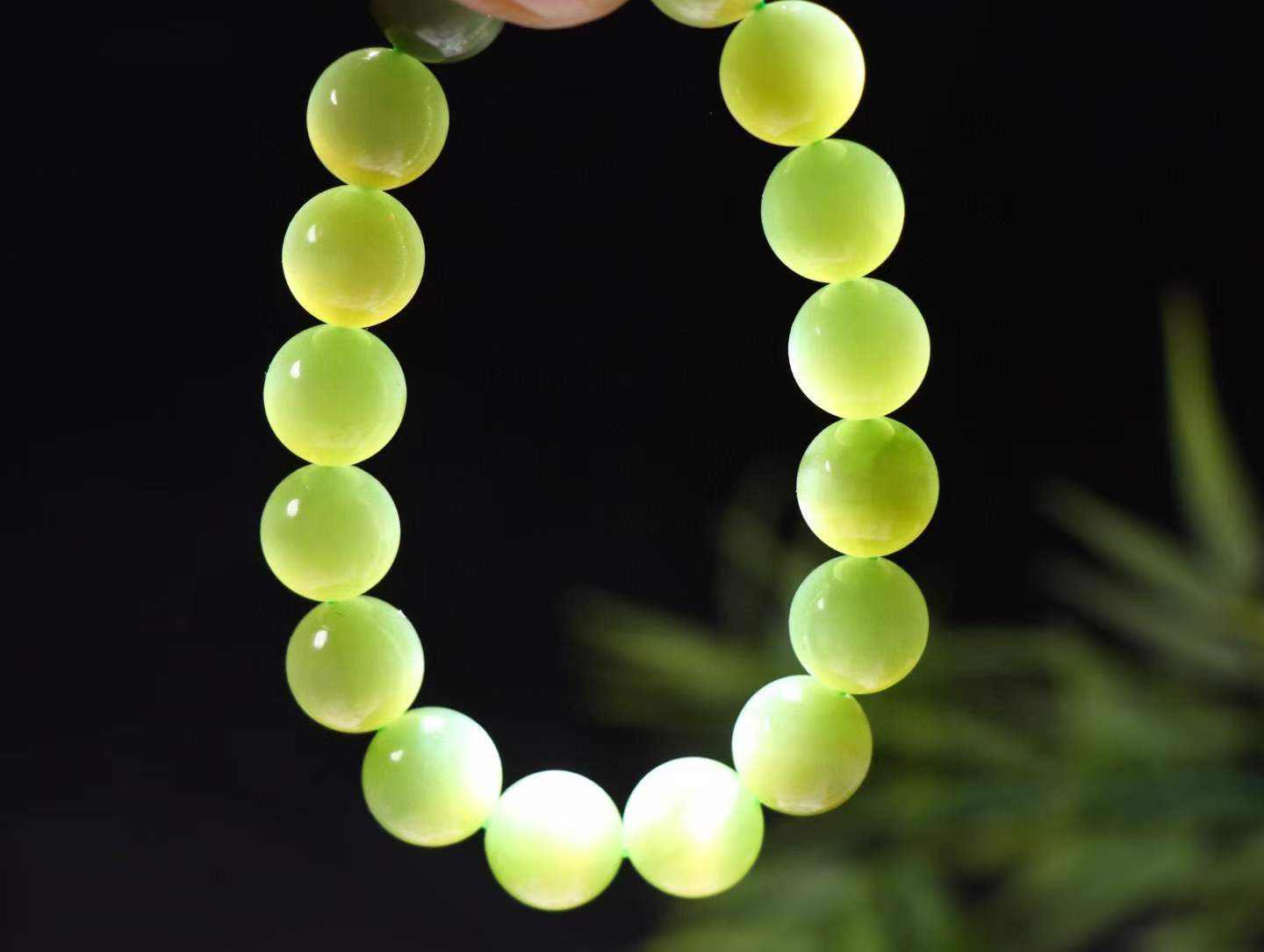 【腕间风华】

信誉第一 品质保证️和田玉碧玉猫眼手串，玉质冰润 眼线灵动，佩戴于腕间，尽显高贵气质。无论是日常搭配还是重要场合，都是您优雅风范的点睛之笔。

重42克  尺寸11.9mm  36823212113O