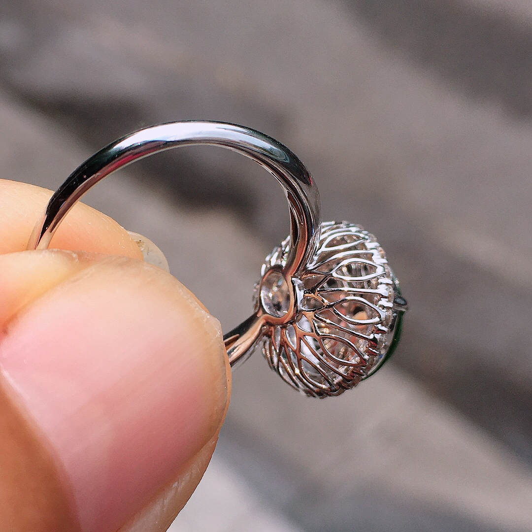 满绿蛋面戒指，色泽均匀艳丽，玉质细腻，荧光感超
强，饱满圆润，尽显优雅气质，18k
金豪华镶嵌