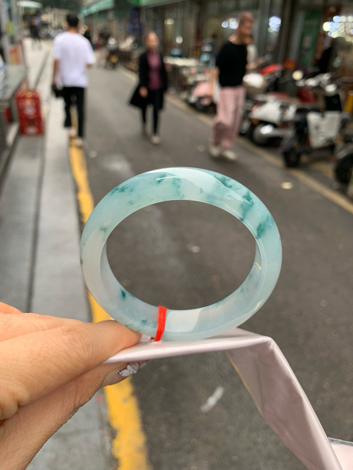 冰飘花正圈
尺寸：56-8-13
完美，底妆冰润，冰底中开出了朵朵蓝花，飘花灵动飘逸，勾勒出一幅唯美诗意的山水意境画，古典优雅又秀气。