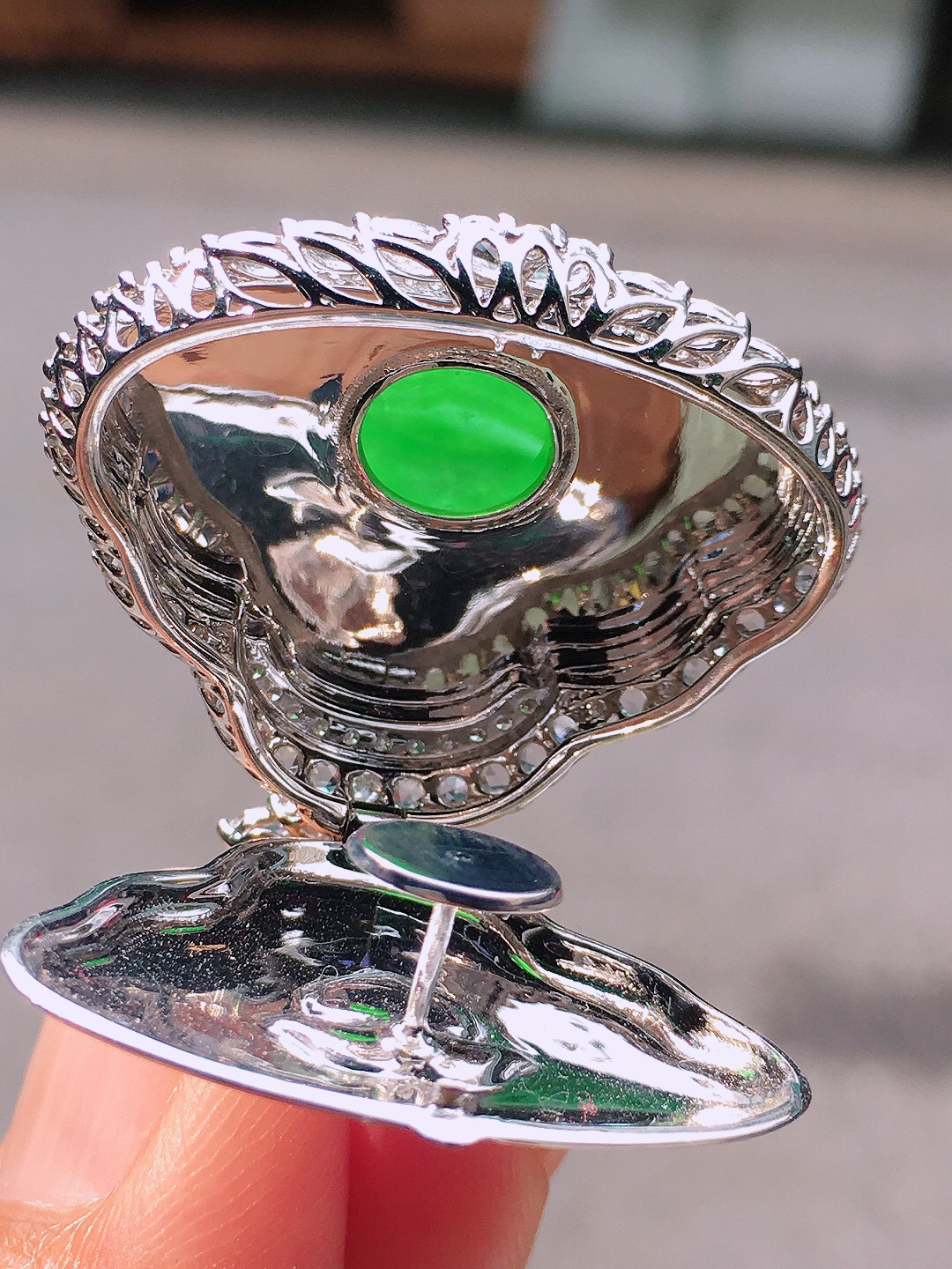 阳绿佛公吊坠，色泽均匀艳丽，玉质细腻，荧光感超
强，饱满圆润，尽显优雅气质，18k
金豪华镶嵌