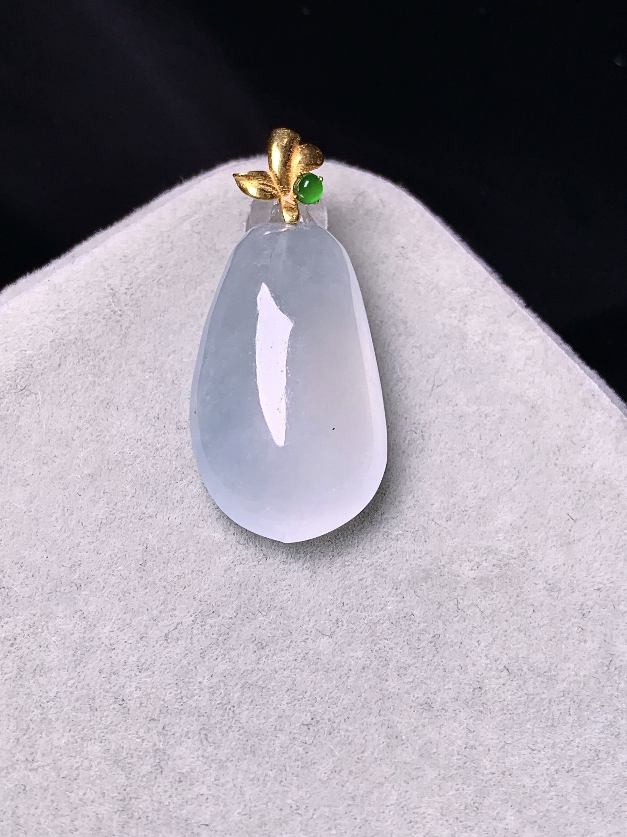 18k金镶嵌冰种福瓜吊坠 玉质细腻 色泽艳丽清新 水润亮眼 整体尺寸26.2*12.2*6.8j2