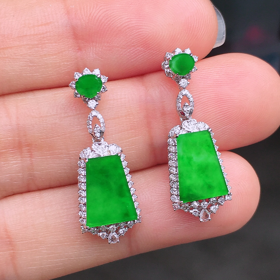 阳绿无事牌耳坠，色泽均匀艳丽，玉质细腻，荧光感超
强，饱满圆润，尽显优雅气质，18k
金豪华镶嵌