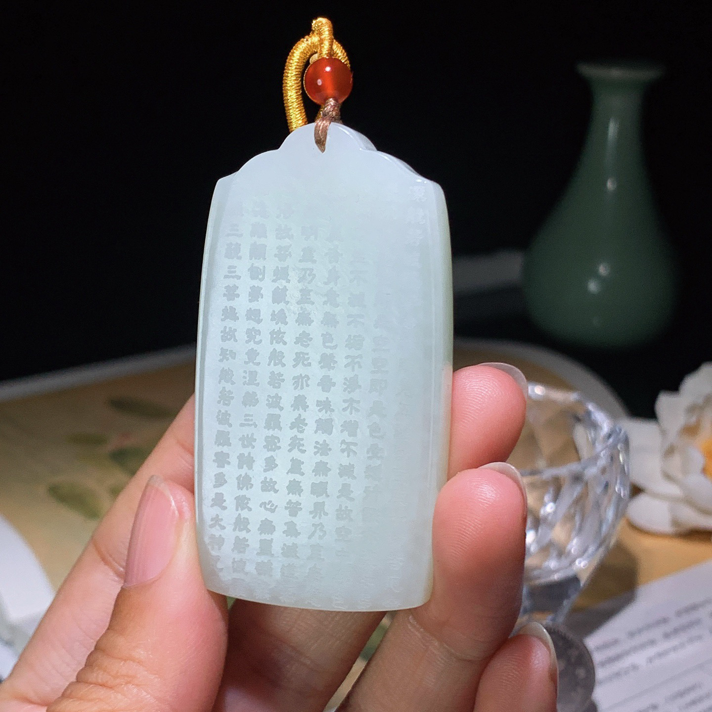 和田玉白玉心经牌子挂件。尺寸61/32/8重44克。白度一级。玉质细腻油润 底色纯净 脂粉好，品质好。lt260323