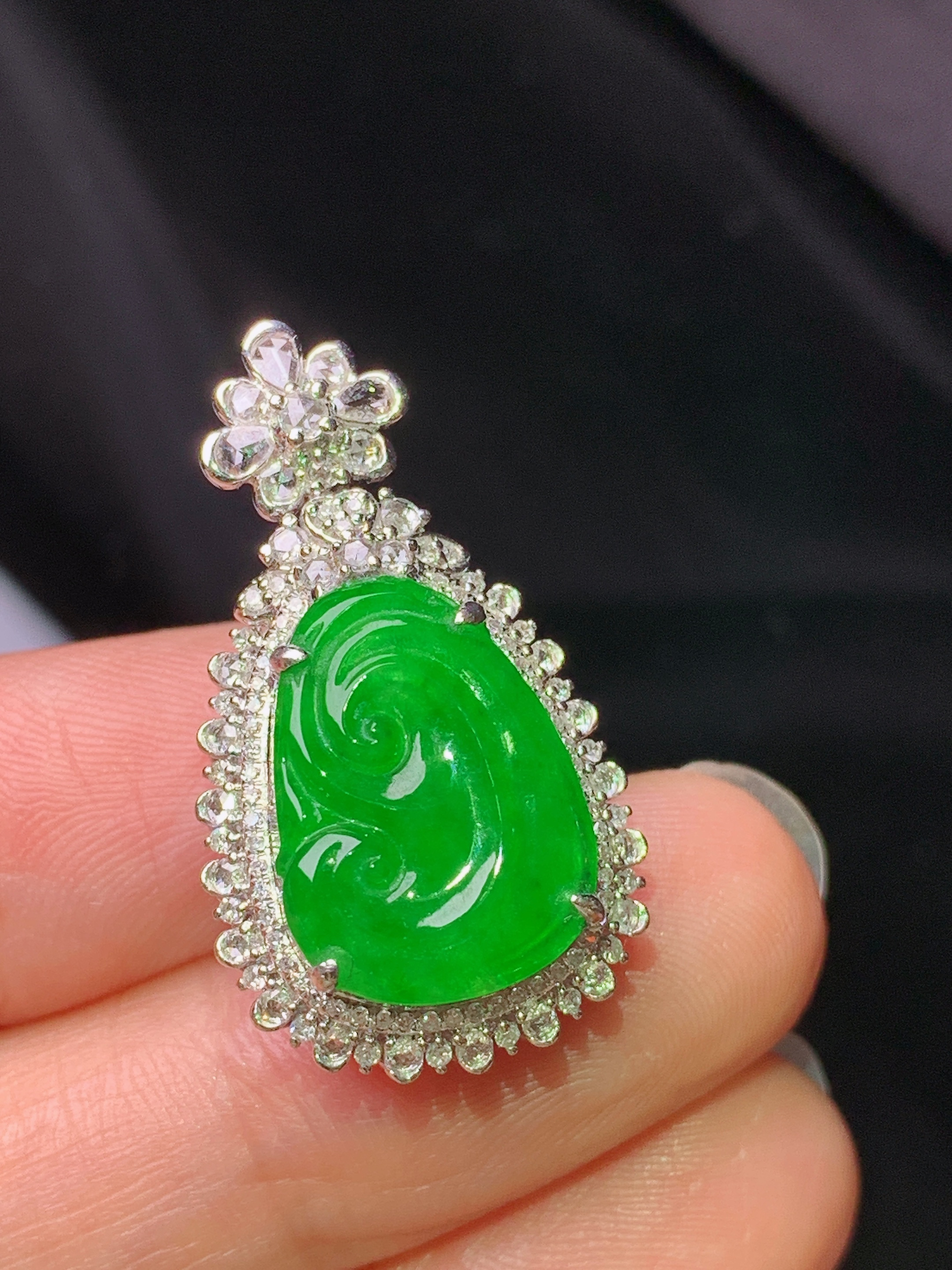 18k金钻镶嵌满绿如意吊坠 玉质细腻 色泽艳丽清新 水润亮眼 整体尺寸29.2*16.5*11.5c