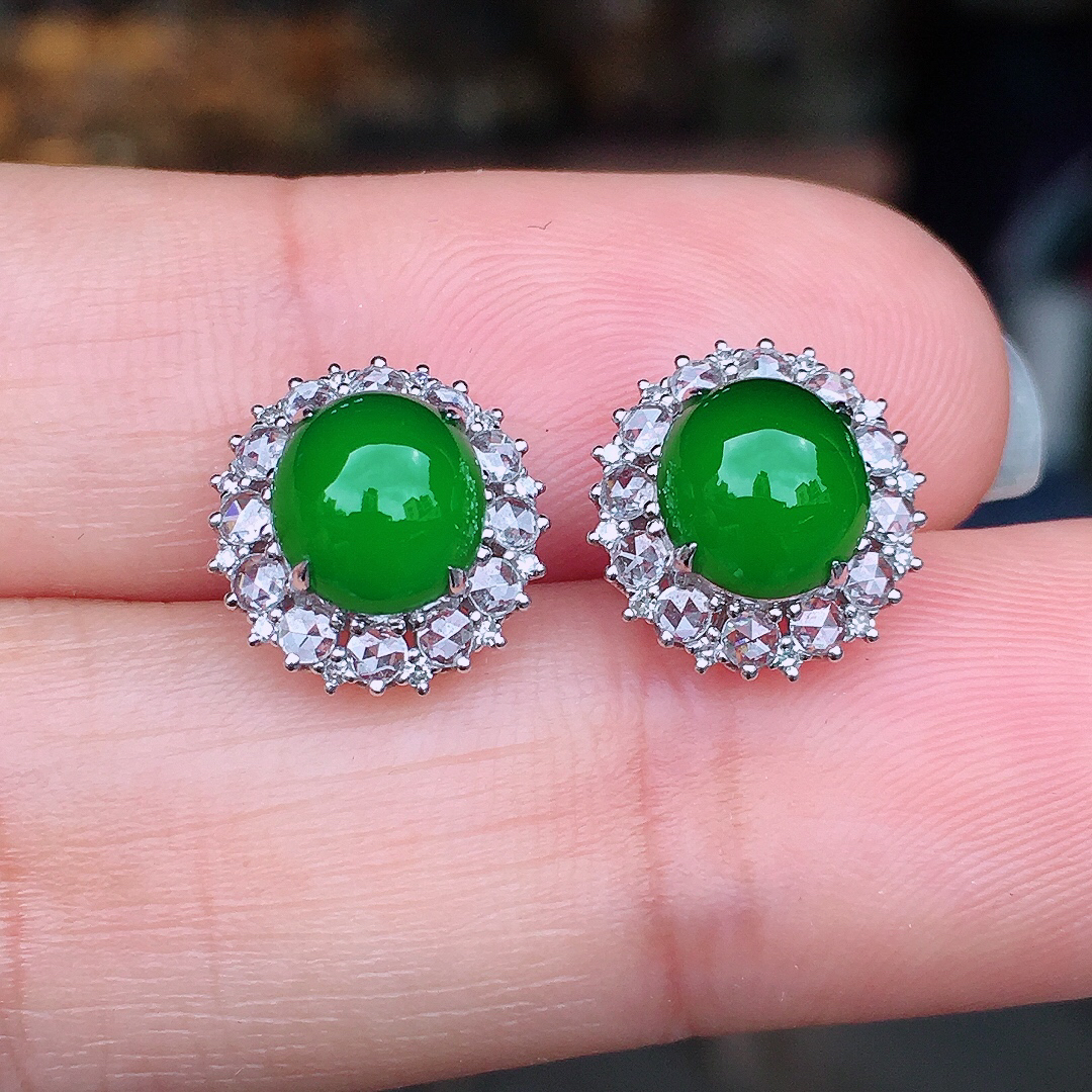 满绿蛋面耳钉，色泽均匀艳丽，玉质细腻，荧光感超
强，饱满圆润，尽显优雅气质，18k
金豪华镶嵌