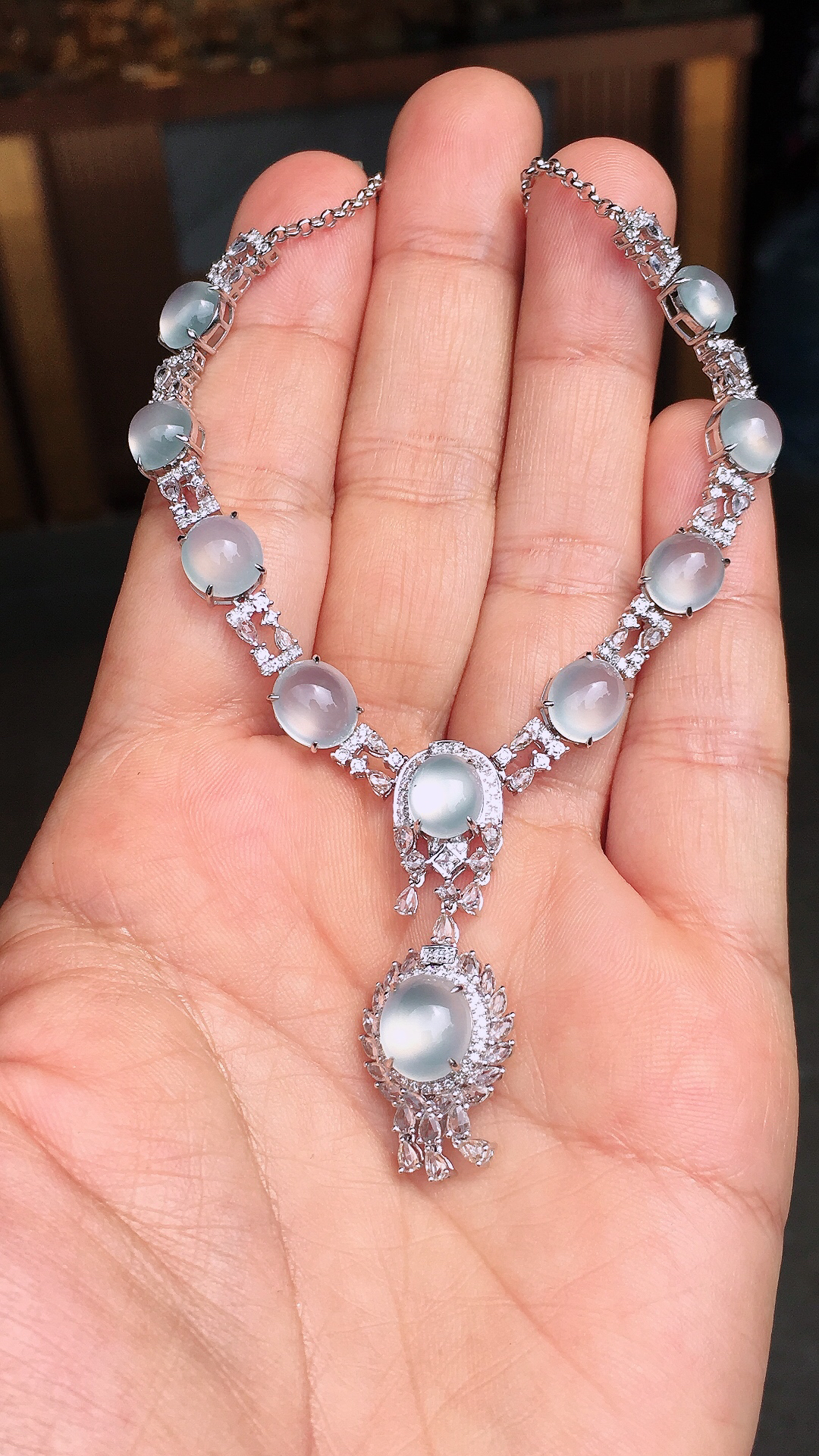 冰种蛋面晚装项链，玉质细腻，荧光感超
强，饱满圆润，尽显优雅气质，18k
金豪华镶嵌