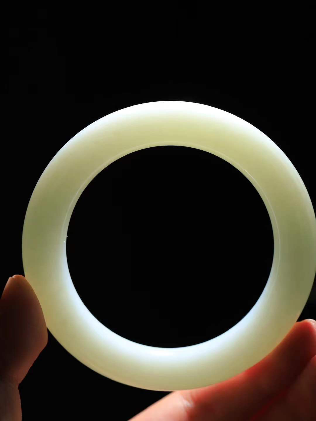 【花样年华·手镯】

精品和田玉白玉圆条手镯，质地油润细腻，色泽高贵典雅，镯型古朴典雅。在诗情画意的雨巷相遇，你是我腕间的一抹风情，有你眸有深情，清风荡漾湖间静水，我愿俯身低眉，在烟波涟漪处，寻你深情倩影。内径60mm尺寸12.6-12.6mm 重85.8克。fDL-36302488