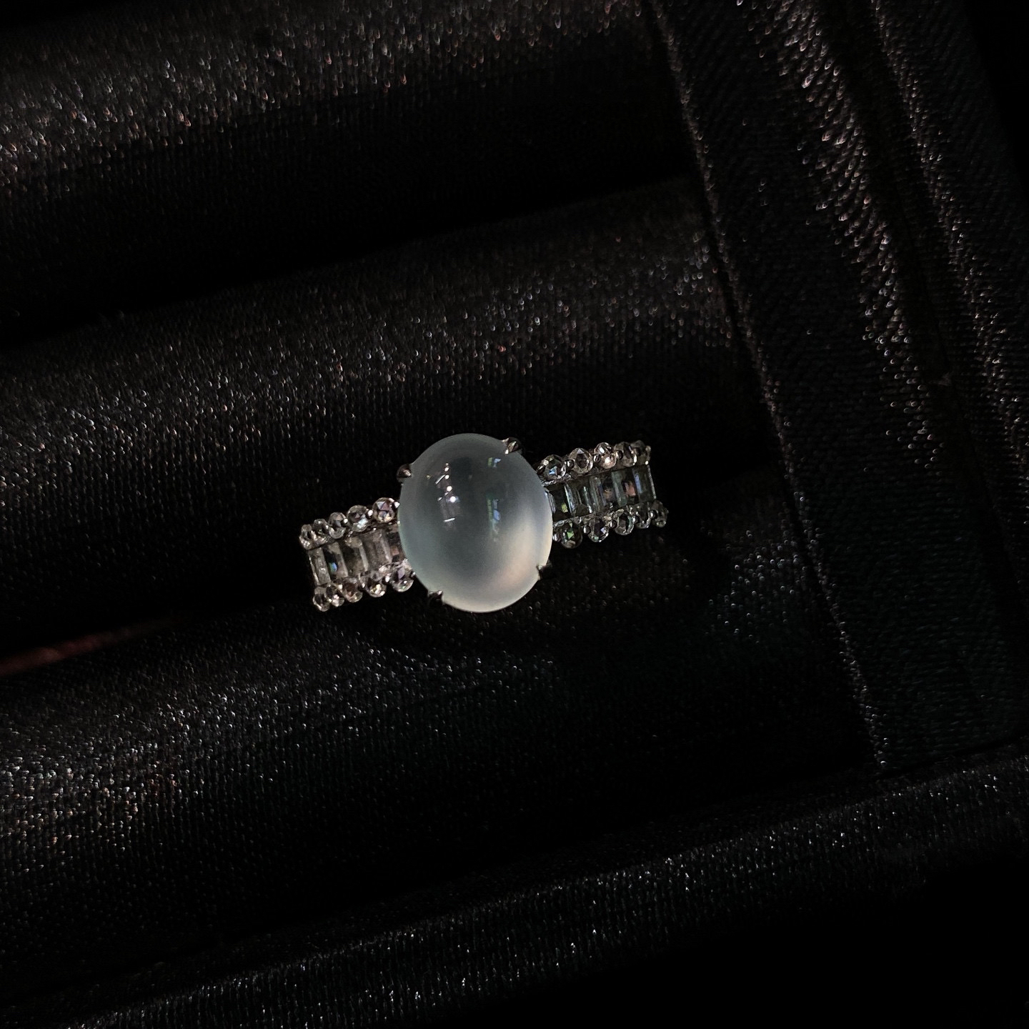 高冰蛋面戒指 
冰纯饱满，温润起光，纯净无暇
18k金镶嵌，佩戴优雅精致
尺寸如图一  实物更美