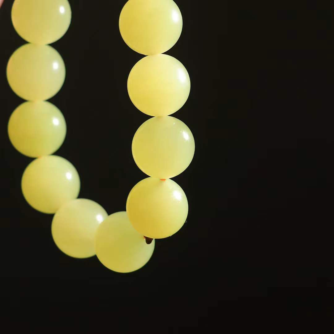 （冬日暖阳.手串）

收藏级臻品，传世之作和田玉黄口料手串 质地油润，大气雅致，清风明月潺潺，浮浮洗尽铅华随于心，净于念……重88.6克  尺寸取一15.8mm fDL-99492603yy