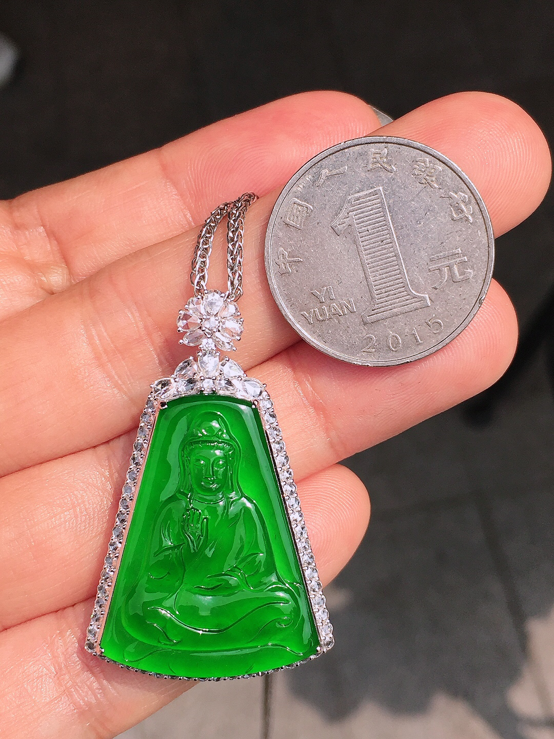 阳绿观音吊坠，色泽均匀艳丽，玉质细腻，荧光感超
强，饱满圆润，尽显优雅气质，18k
金豪华镶嵌