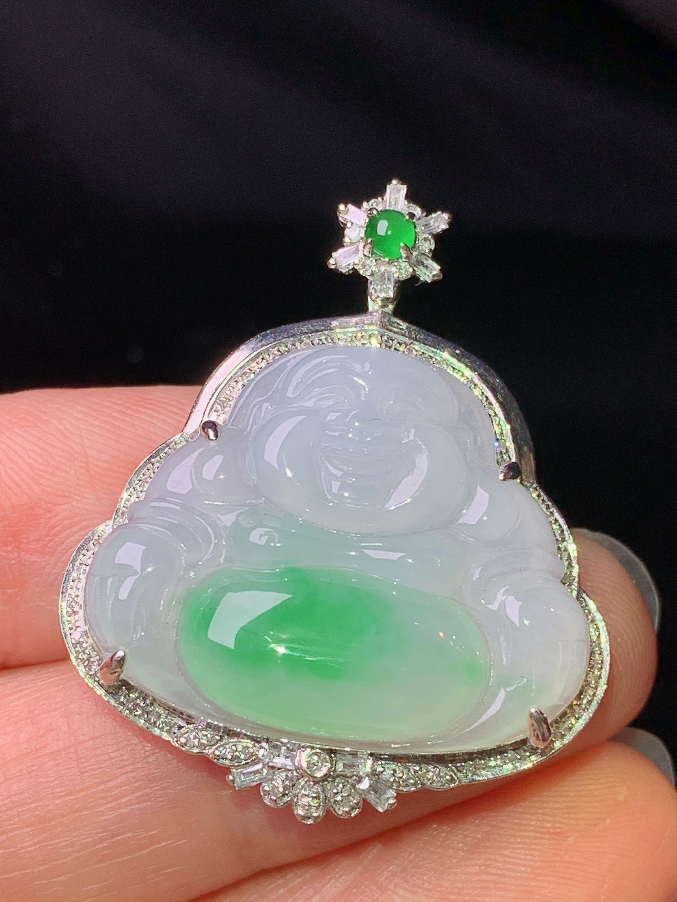 18k金钻镶嵌飘绿佛公吊坠 玉质细腻 色泽艳丽清新 水润亮眼 整体尺寸33.3*27.6*8j2