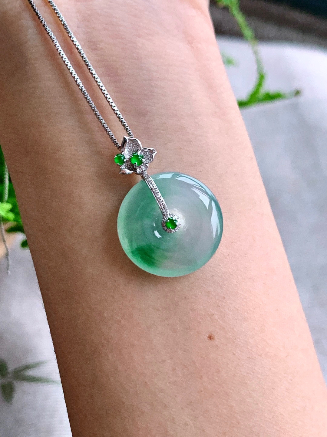 冰飘绿花平安扣吊坠  
【整体】29.1
【裸石】20.5-4.7