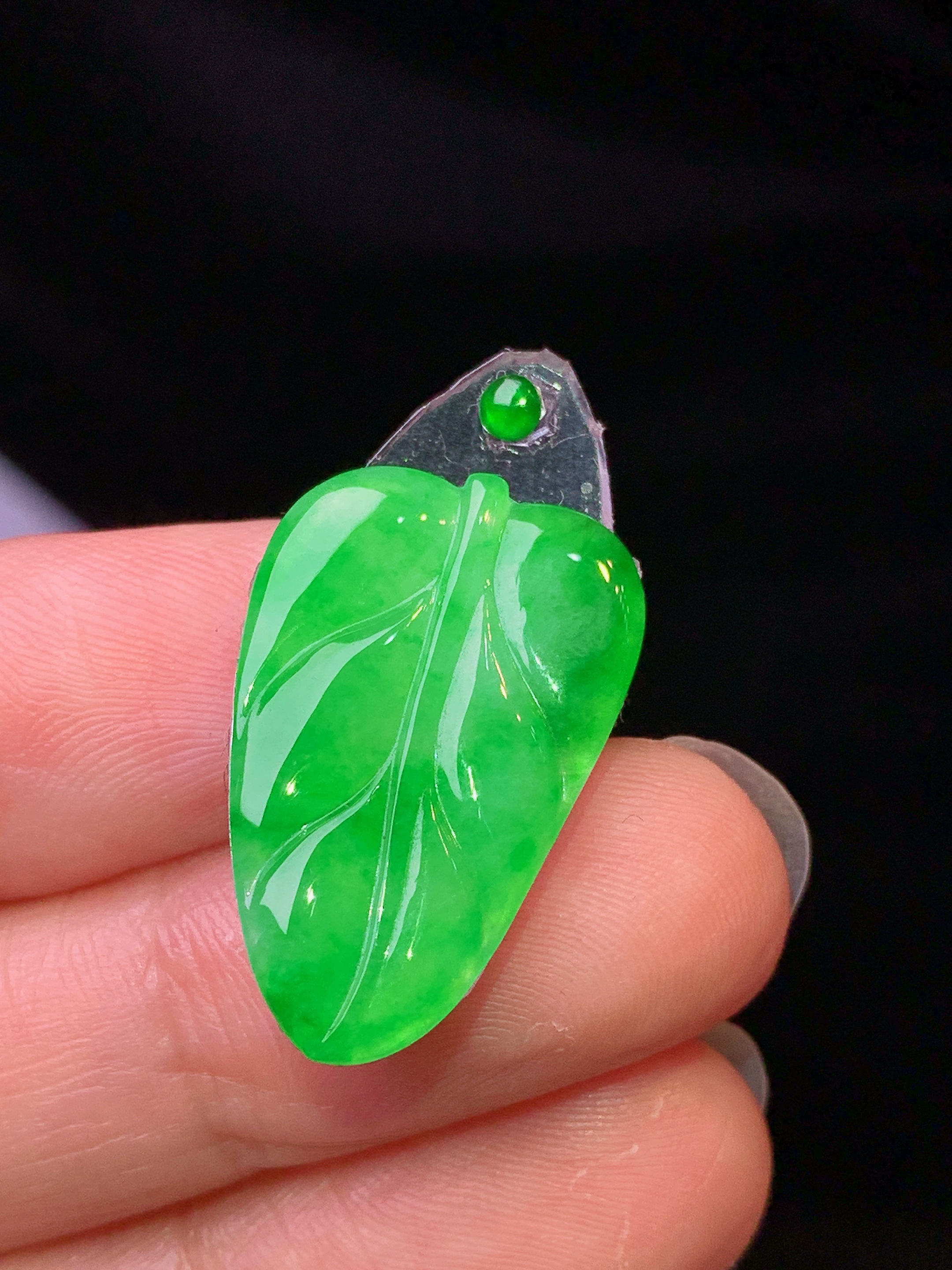 翠绿树叶吊坠 玉质细腻 色泽艳丽清新 水润亮眼 整体尺寸23.5*15*2*2x