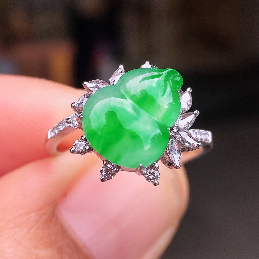 阳绿葫芦戒指，色泽艳丽，玉质细腻，荧光感超
强，饱满圆润，尽显优雅气质，18k
金豪华镶嵌