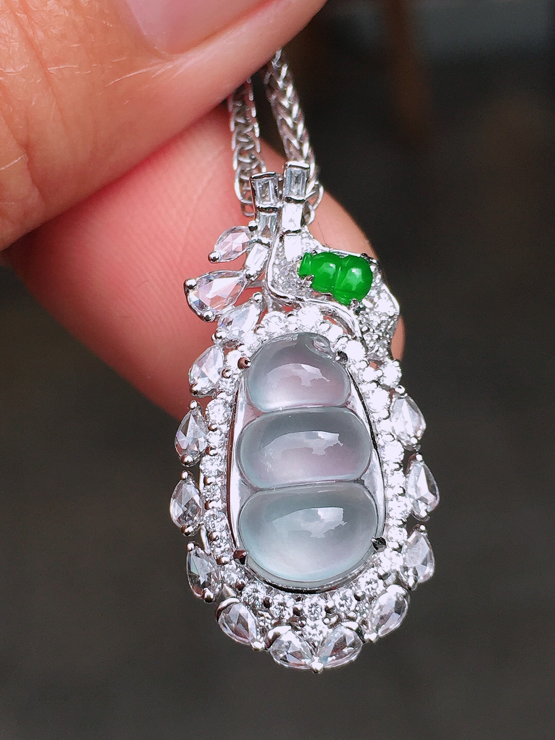 玻璃种福豆吊坠，玉质细腻，荧光感超
强，饱满圆润，尽显优雅气质，18k
金豪华镶嵌