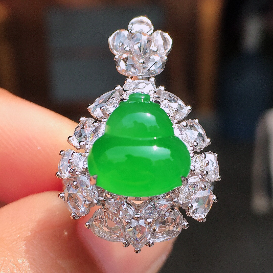 阳绿葫芦戒指/吊坠两用款，色泽均匀艳丽，玉质细腻，荧光感超
强，饱满圆润，尽显优雅气质，18k
金豪华镶嵌