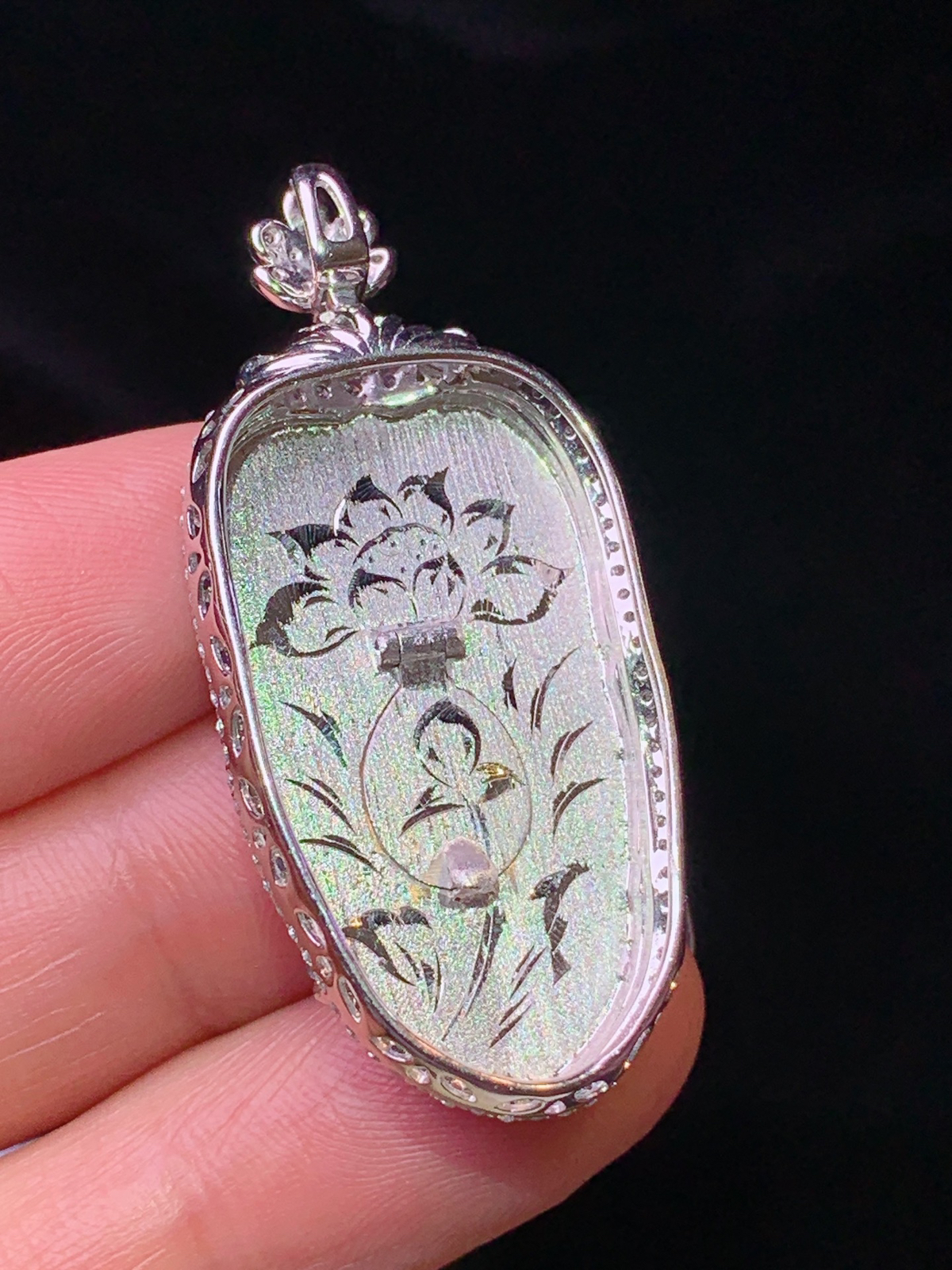 18k金钻镶嵌翠绿树叶吊坠 玉质细腻 色泽清新艳丽 整体尺寸42.2*19.3*7.5