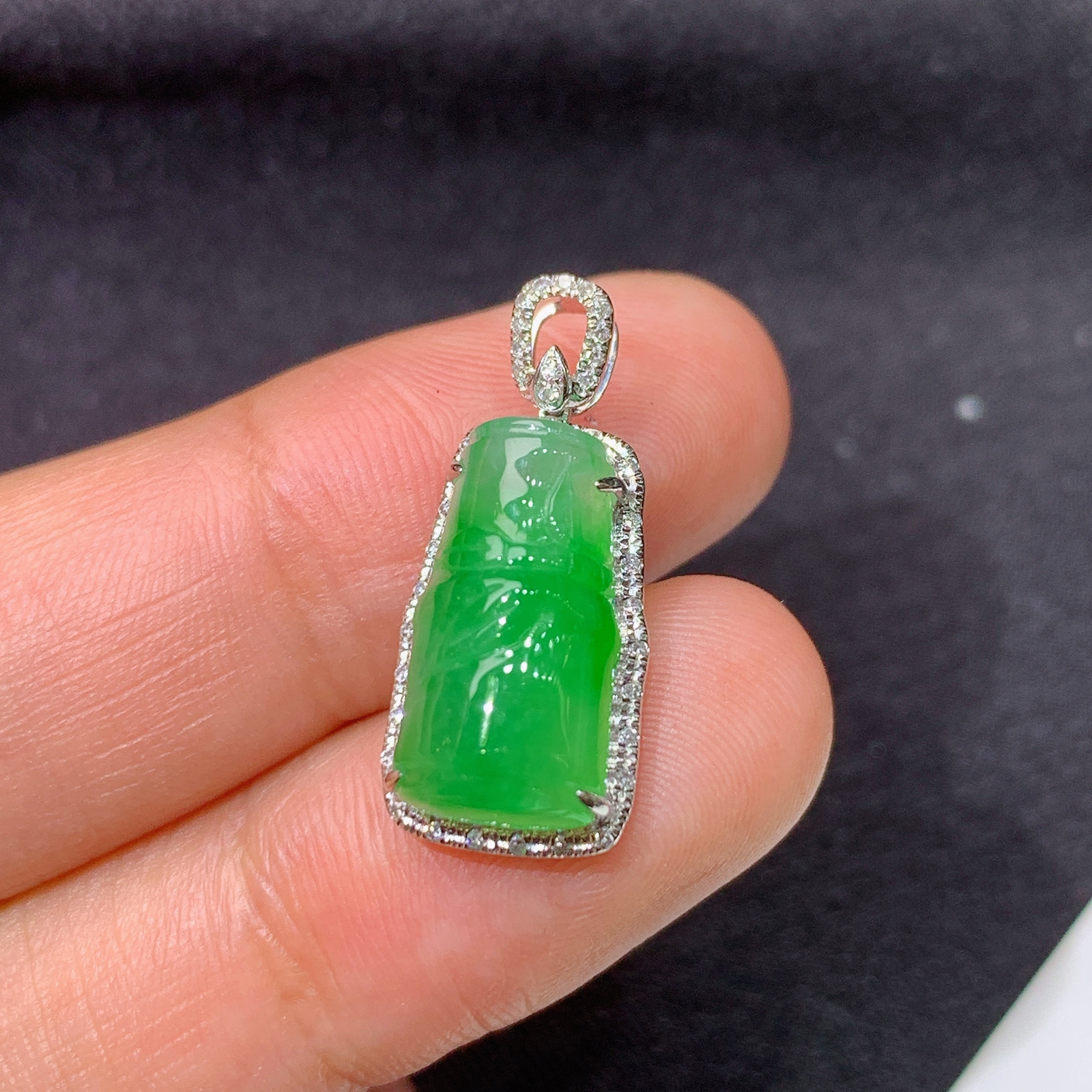 冰阳绿竹节吊坠，18k金镶嵌，冰润色阳，玉质细腻，种水足，Sk 尺寸22.1*9.6*7.9