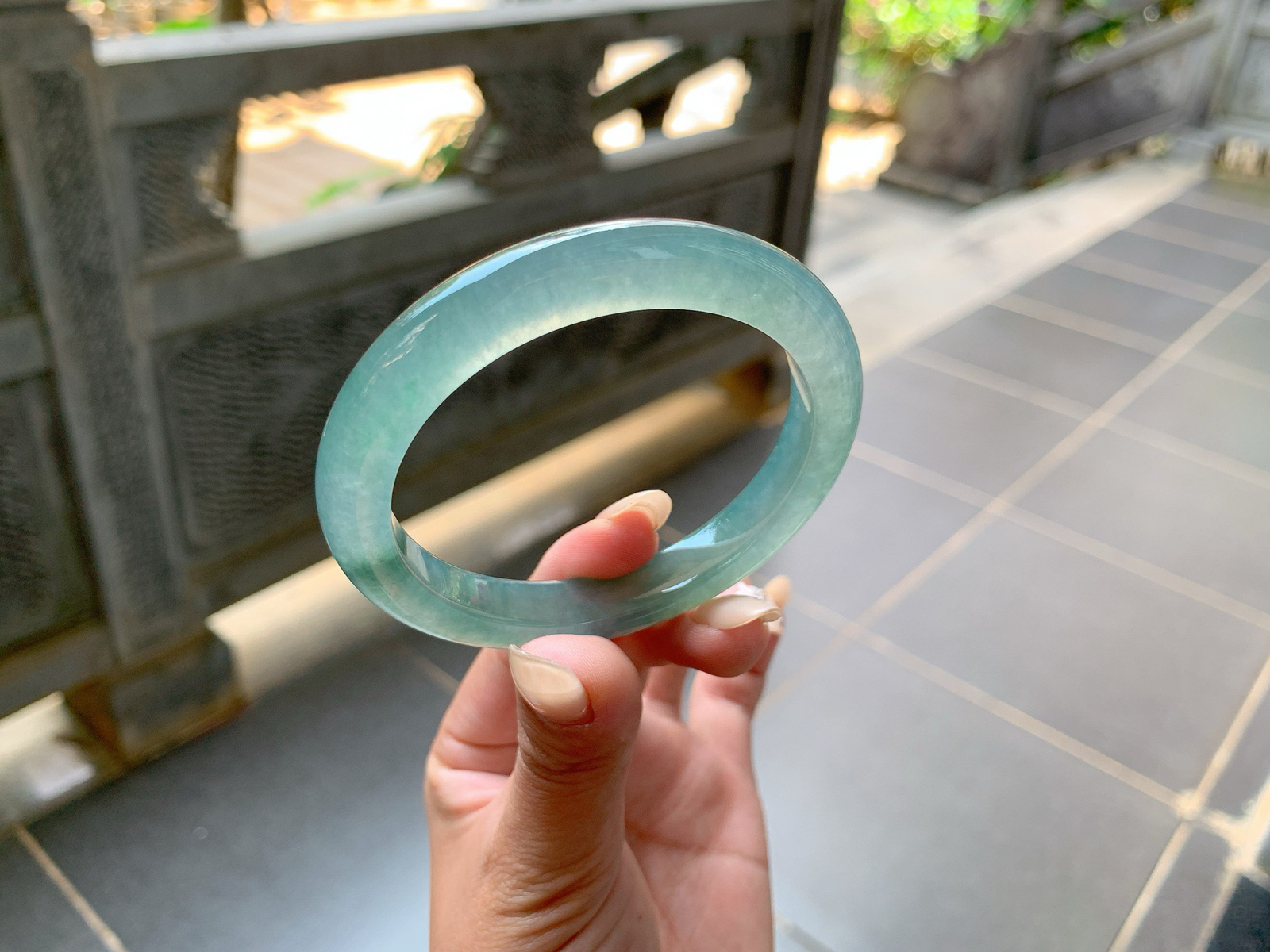 ｜56圈口
冰蓝水底，像深邃的大海一般幽静明亮，一整圈都是水汪汪的，种老透亮，