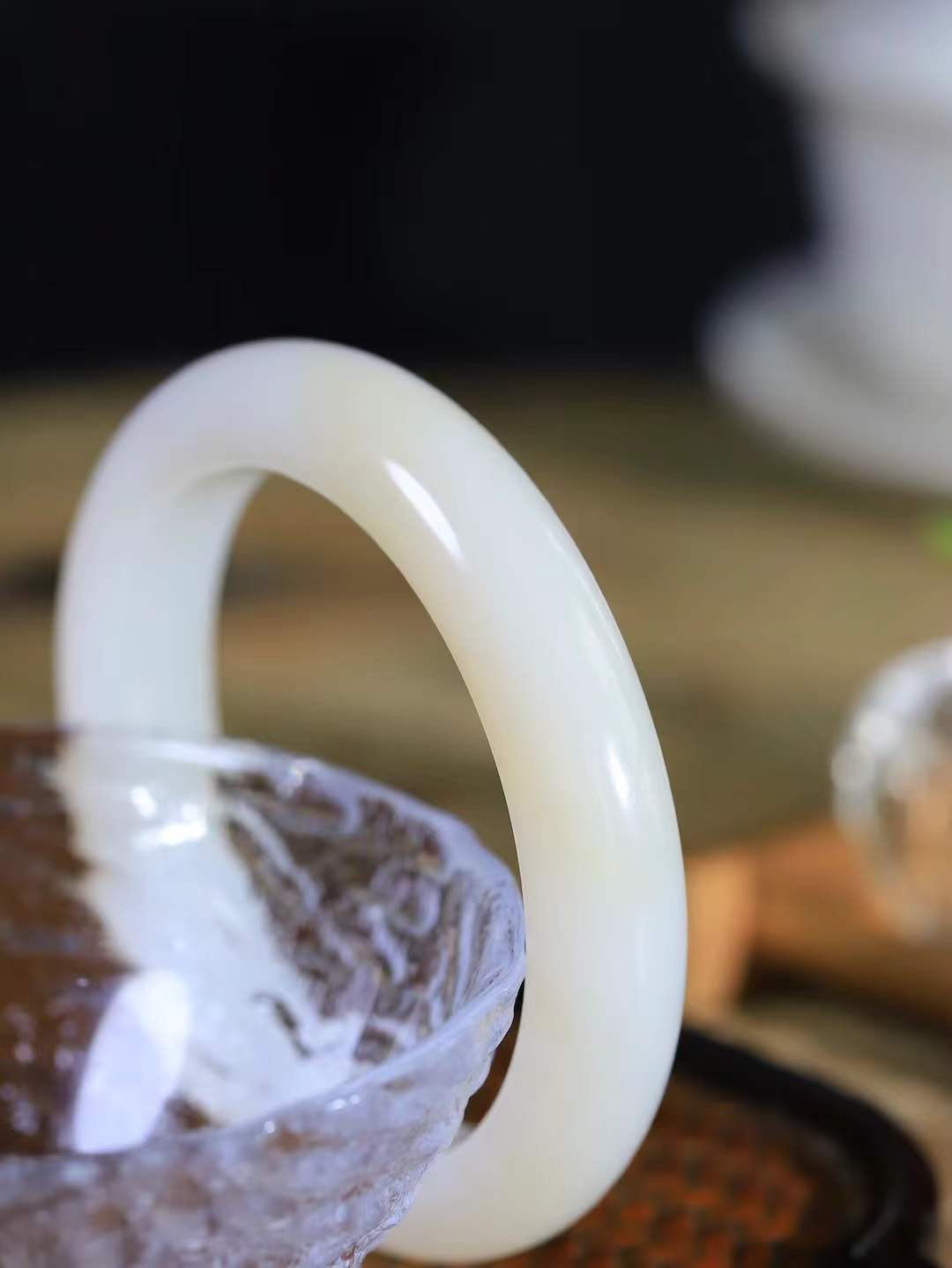 【婉约佳人.手镯】

精品和田玉双色手镯 玉质温润细腻 油性十足 手感舒适，高华雅逸，线条流畅，简约大气，美自天成，素雅高贵。佩戴于腕间，婉约之美，举手投足间透出那份低调奢华。重61.2克 内径55.5mm  尺寸12.8-9.7mm   FDL-11302433