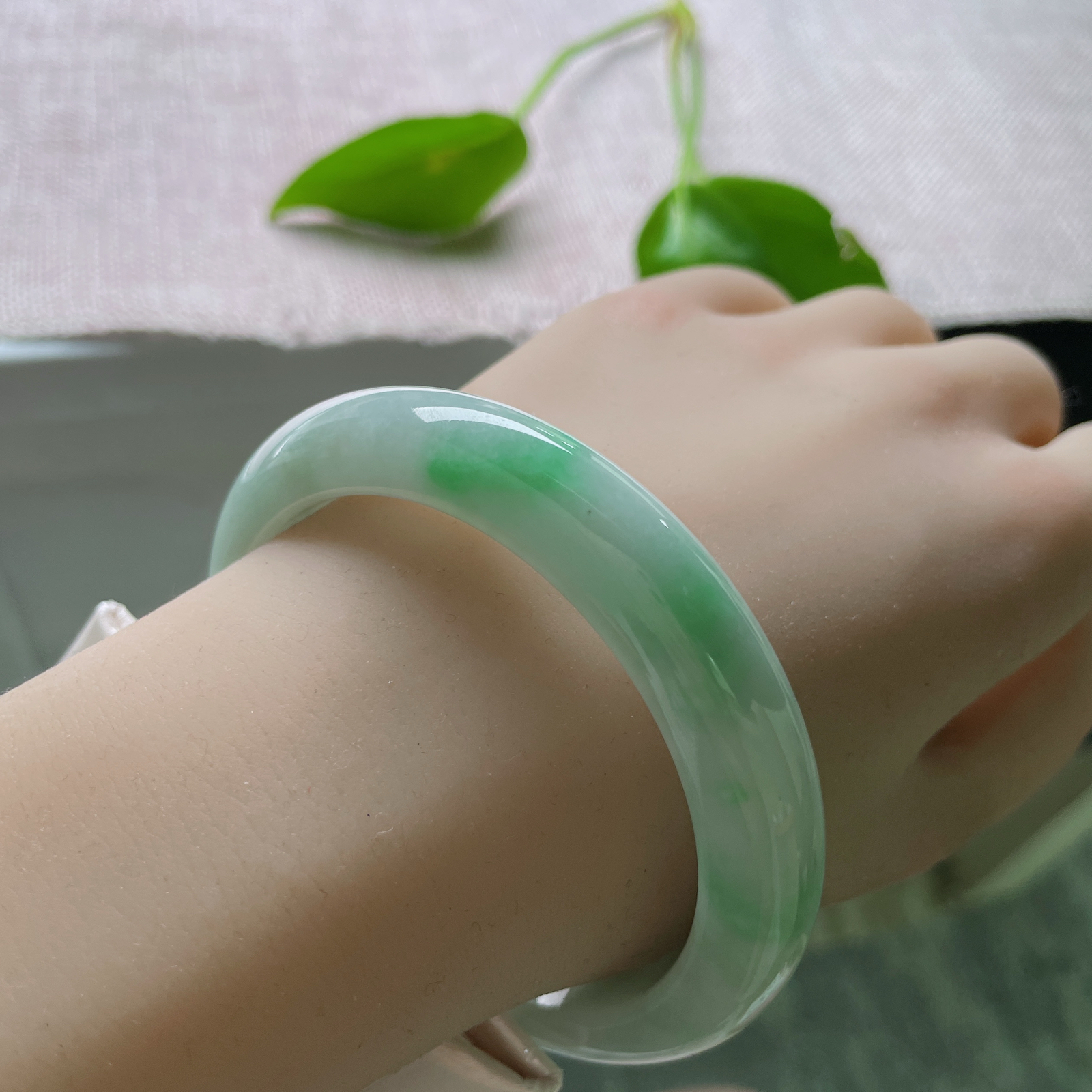 59.6/12/8.6，飘绿正圈，俏色点缀，精致玲珑，水润，质地温润细腻，皮纹