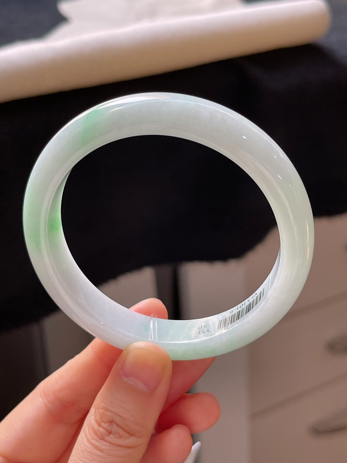 正圈58.4圈口，翡翠糯化种飘绿手镯