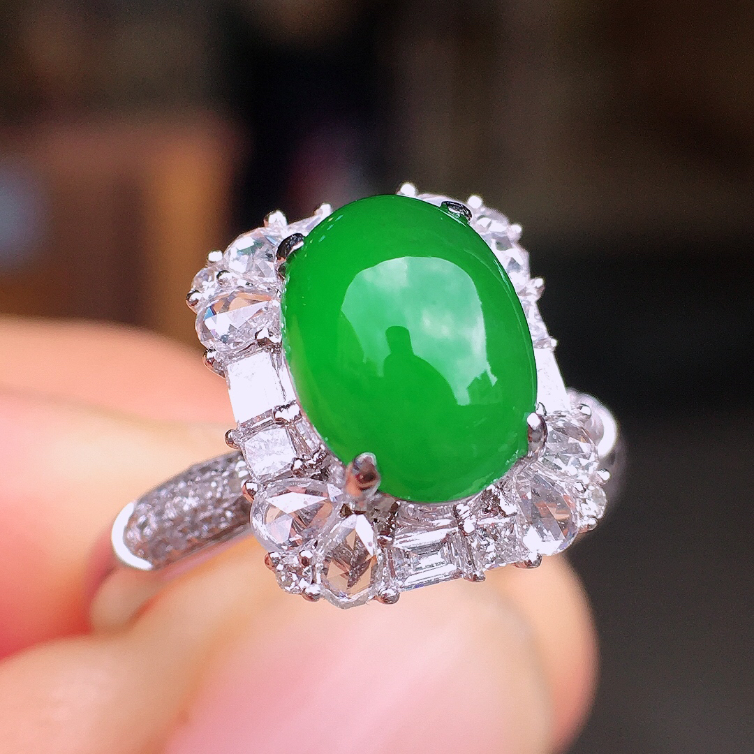 阳绿蛋面戒指，色泽均匀艳丽，玉质细腻，荧光感超
强，饱满圆润，尽显优雅气质，18k
金豪华镶嵌