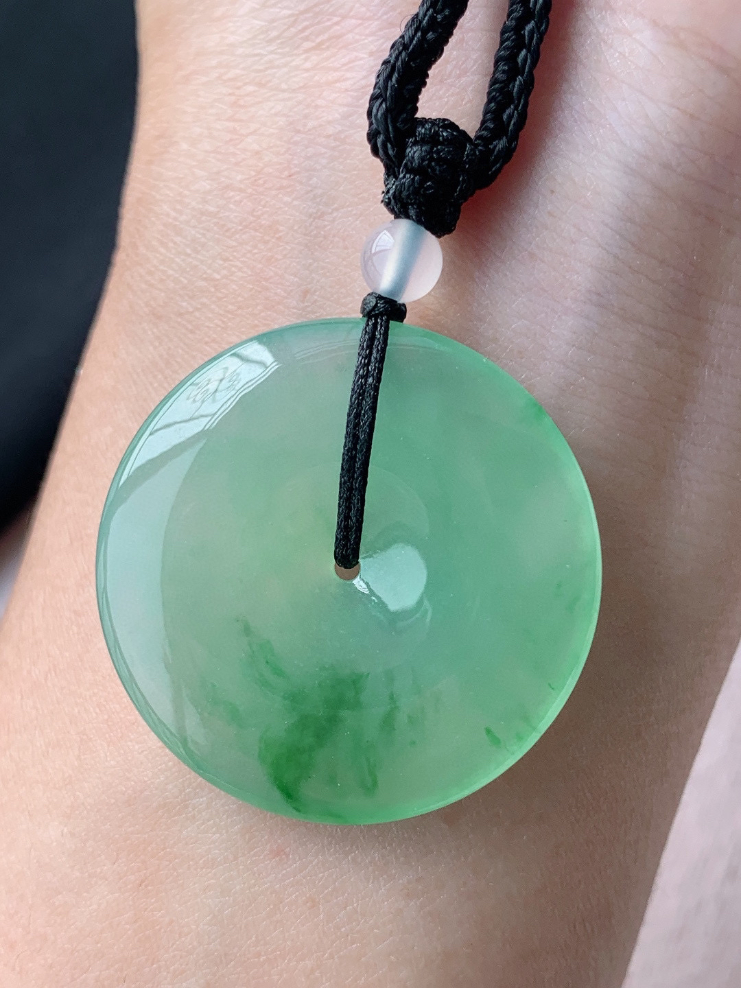 冰飘绿平安扣挂件


底子细腻水润，佩戴优雅精致