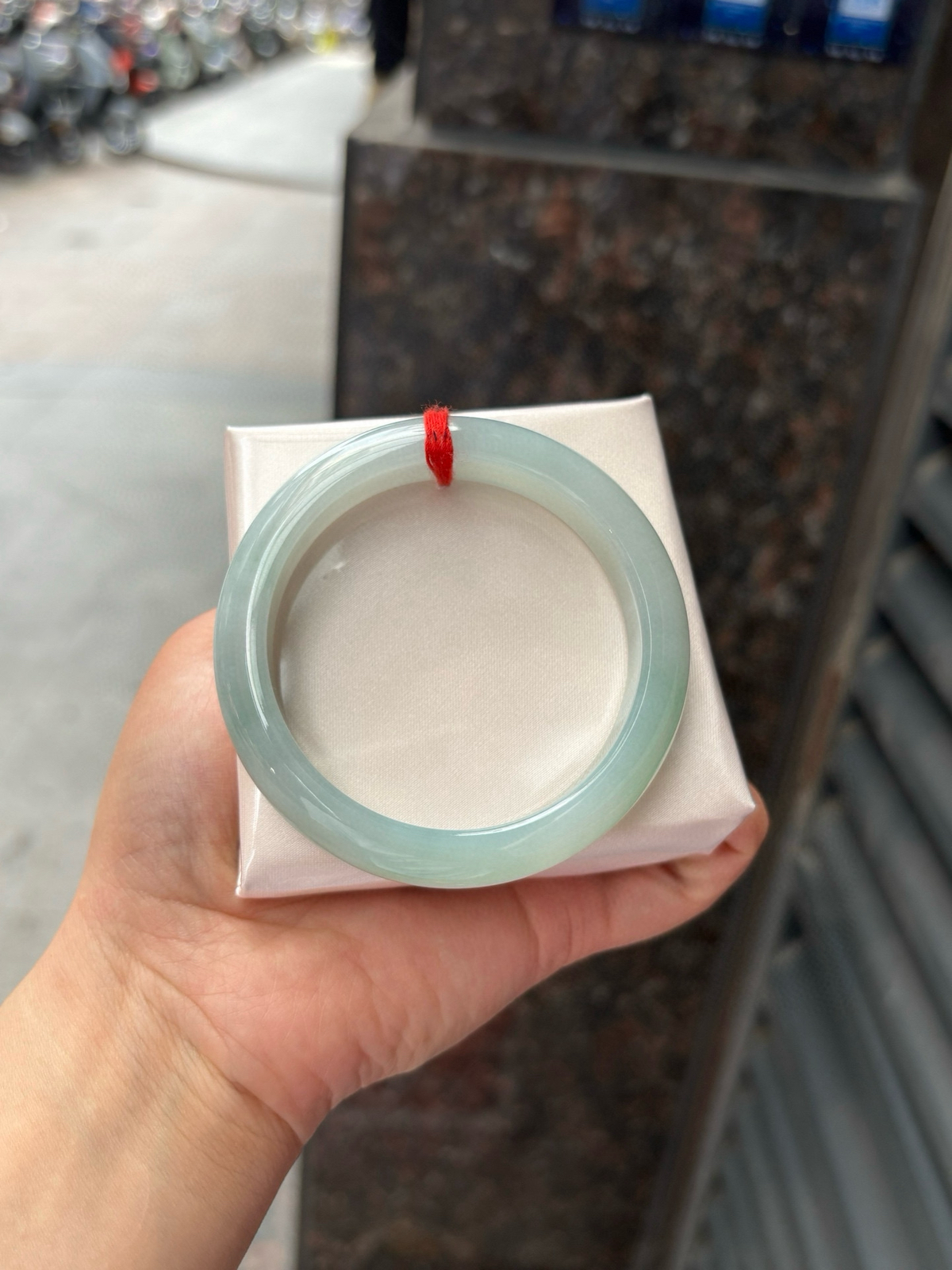 57.3-13-8.6晴蓝色调清新又温柔，冰润通透的质地裹着均匀的晴蓝底色，种老肉细的镯身泛着莹润水光，上手尽显腕间清韵