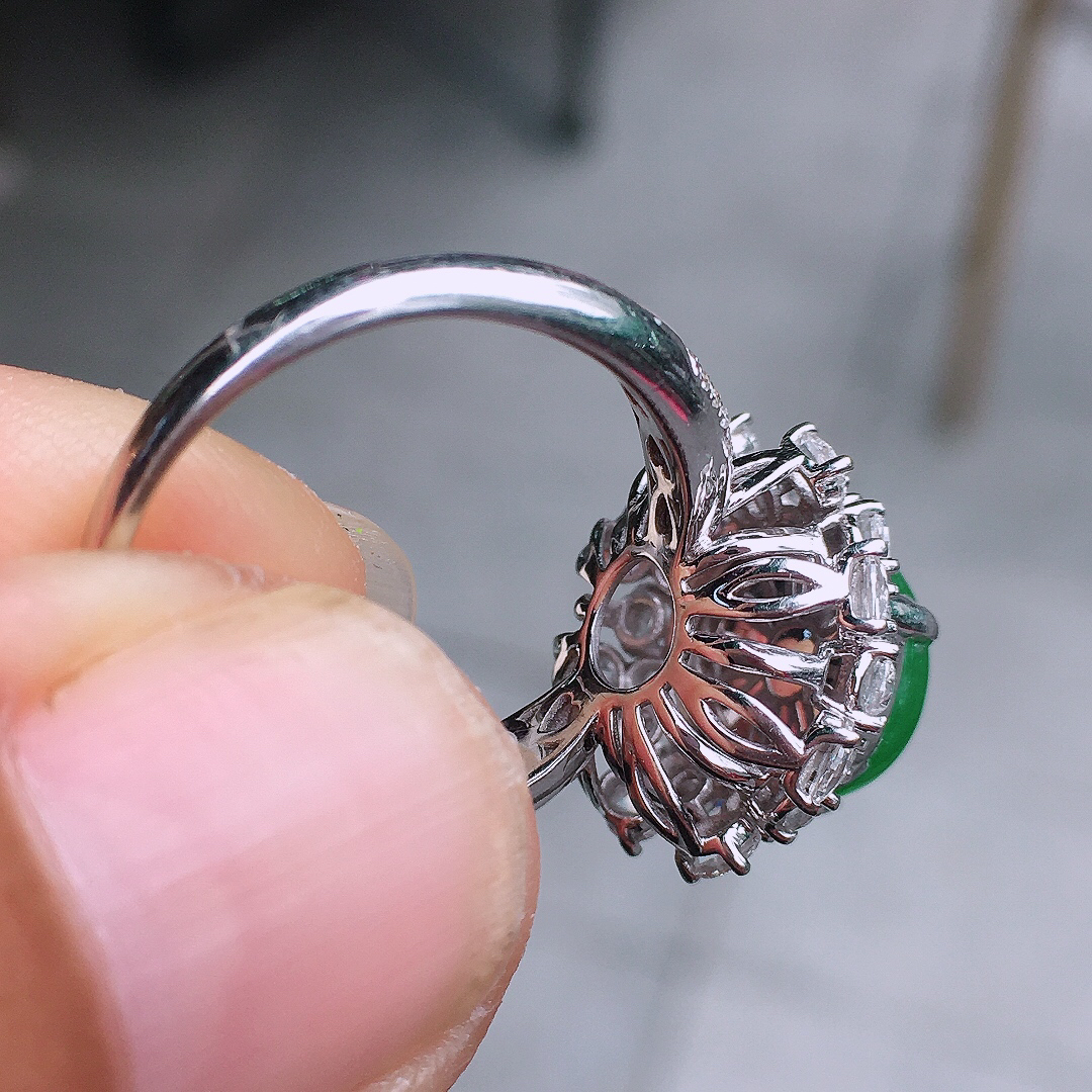 阳绿蛋面戒指，色泽均匀艳丽，玉质细腻，荧光感超
强，饱满圆润，尽显优雅气质，18k
金豪华镶嵌