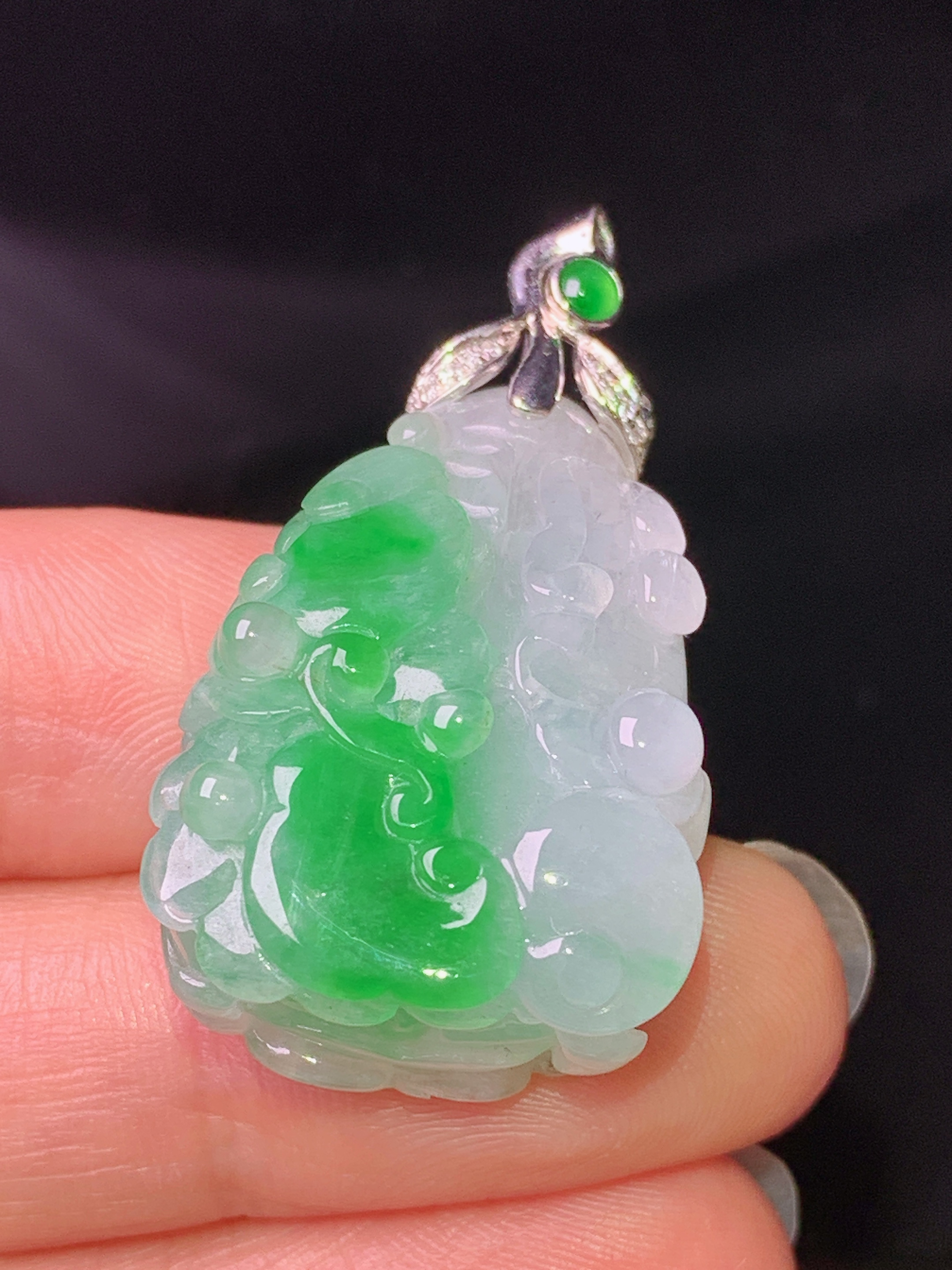 18k金钻镶嵌飘绿白菜吊坠 玉质细腻 色泽艳丽清新 水润亮眼 整体尺寸36.8*19.6*12b1