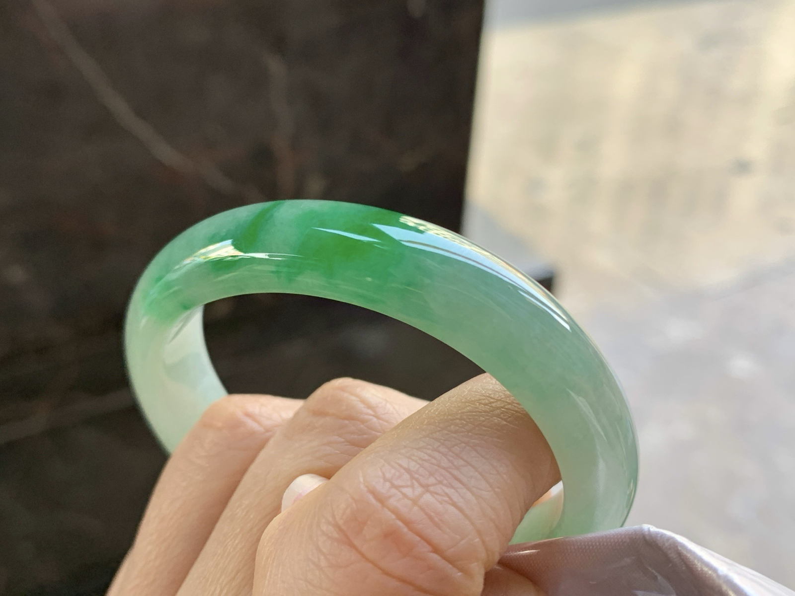 53.7-11.7-7.3

飘绿贵妃手镯^_^正圈51可以带