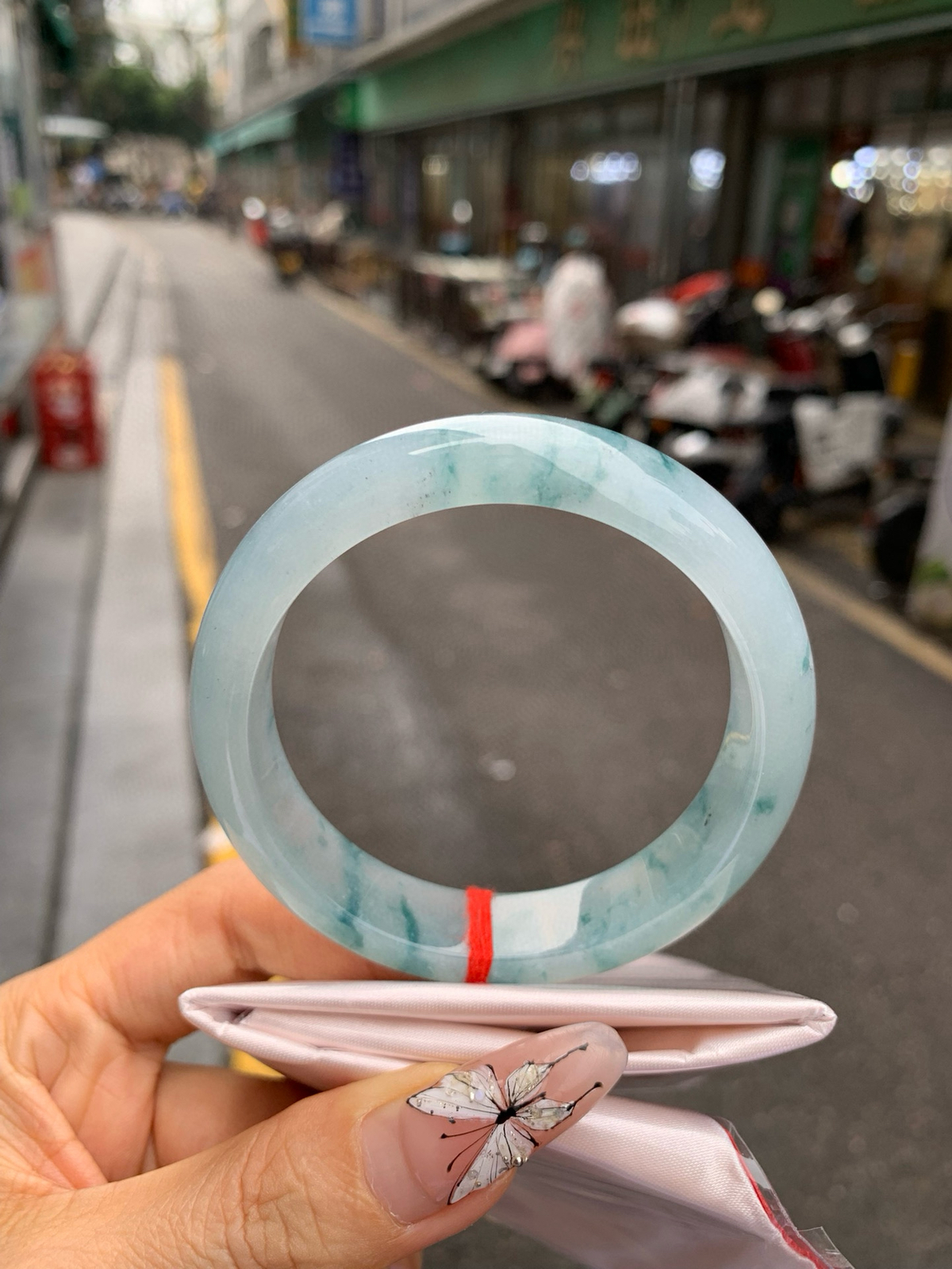 冰飘花正圈
尺寸：56-8-13
完美，底妆冰润，冰底中开出了朵朵蓝花，飘花灵动飘逸，勾勒出一幅唯美诗意的山水意境画，古典优雅又秀气。