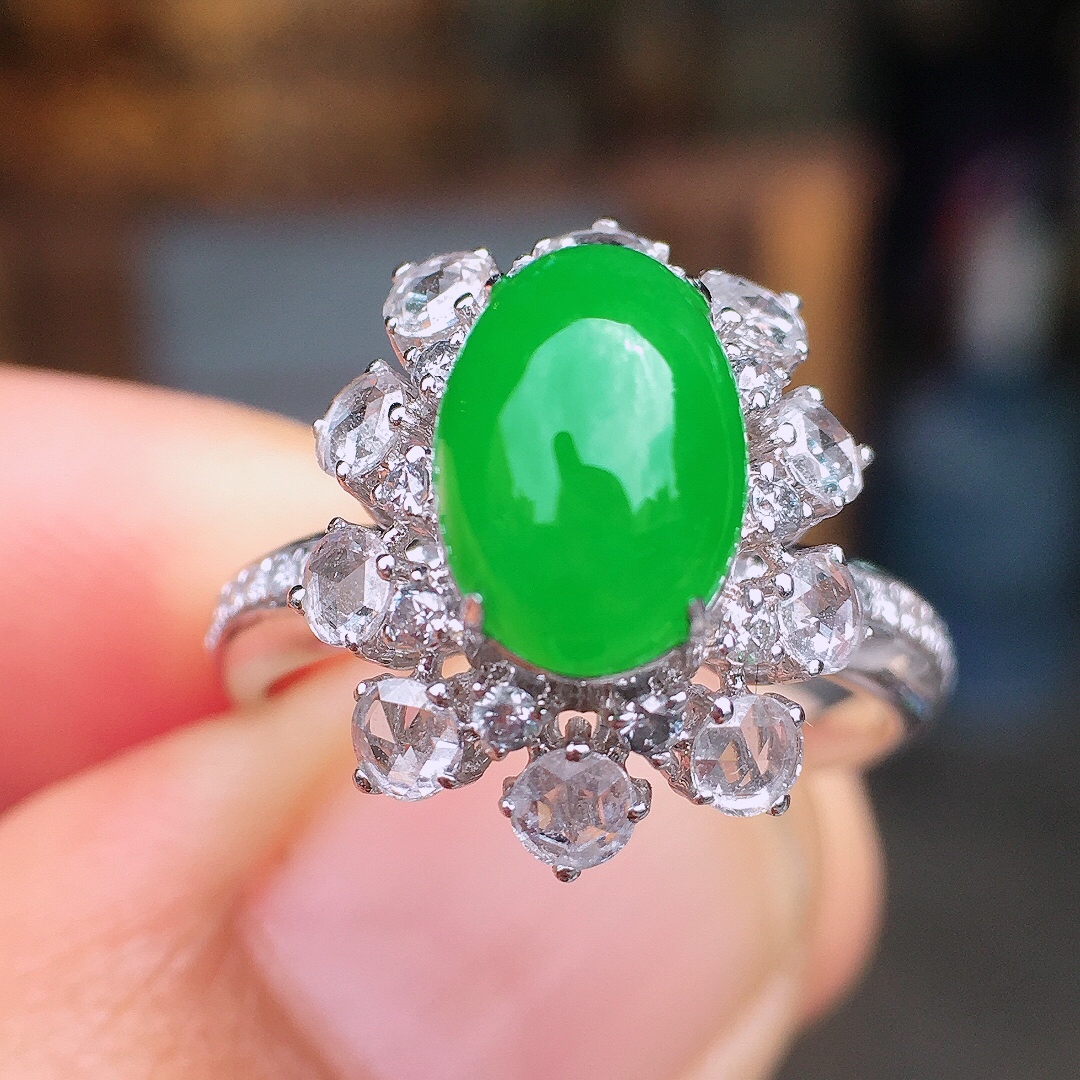 阳绿蛋面戒指，色泽均匀艳丽，玉质细腻，荧光感超
强，饱满圆润，尽显优雅气质，18k
金豪华镶嵌