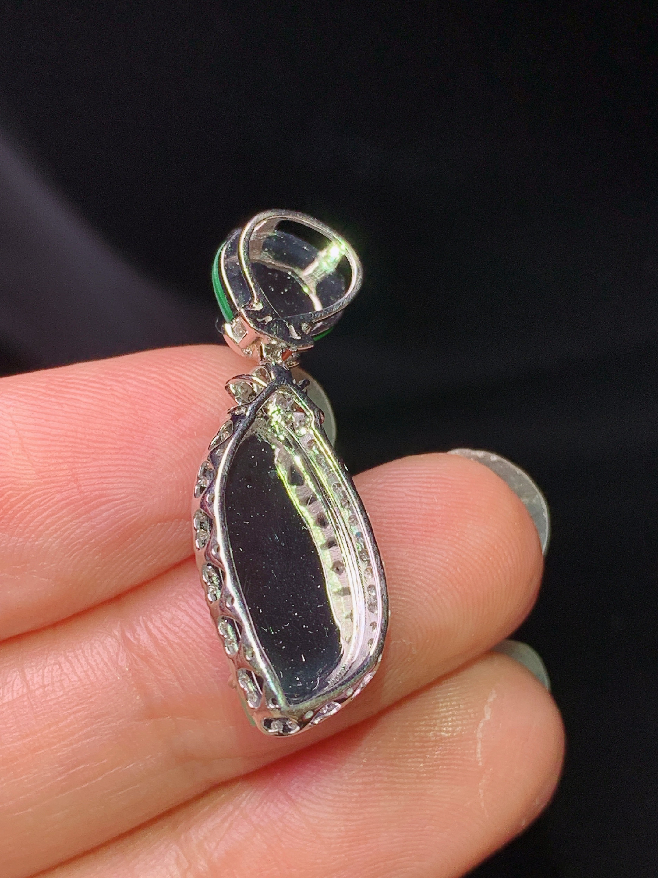 18k金钻镶嵌翠绿随形吊坠 玉质细腻 色泽艳丽清新 水润亮眼 整体尺寸31*10.6*6f3