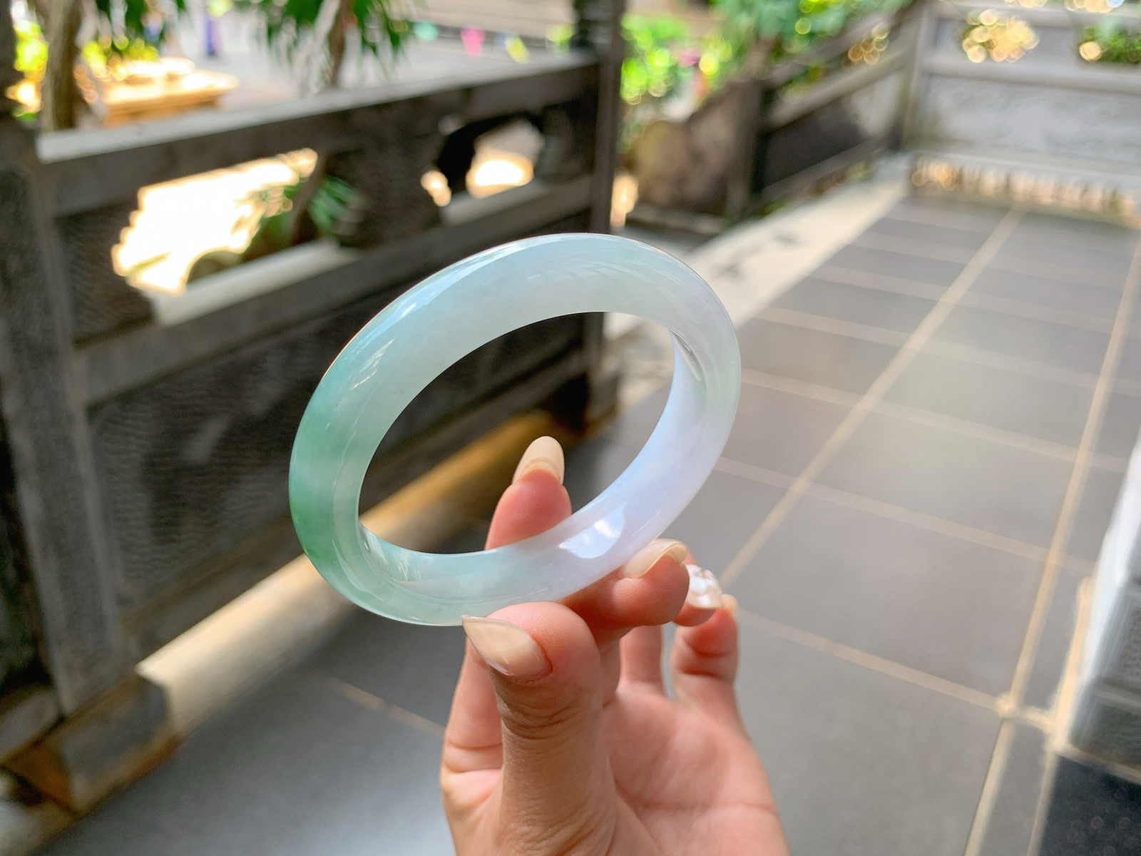 ｜55圈口
半山半水手镯，底妆带点粉，肉质细细润润的，清爽利落，