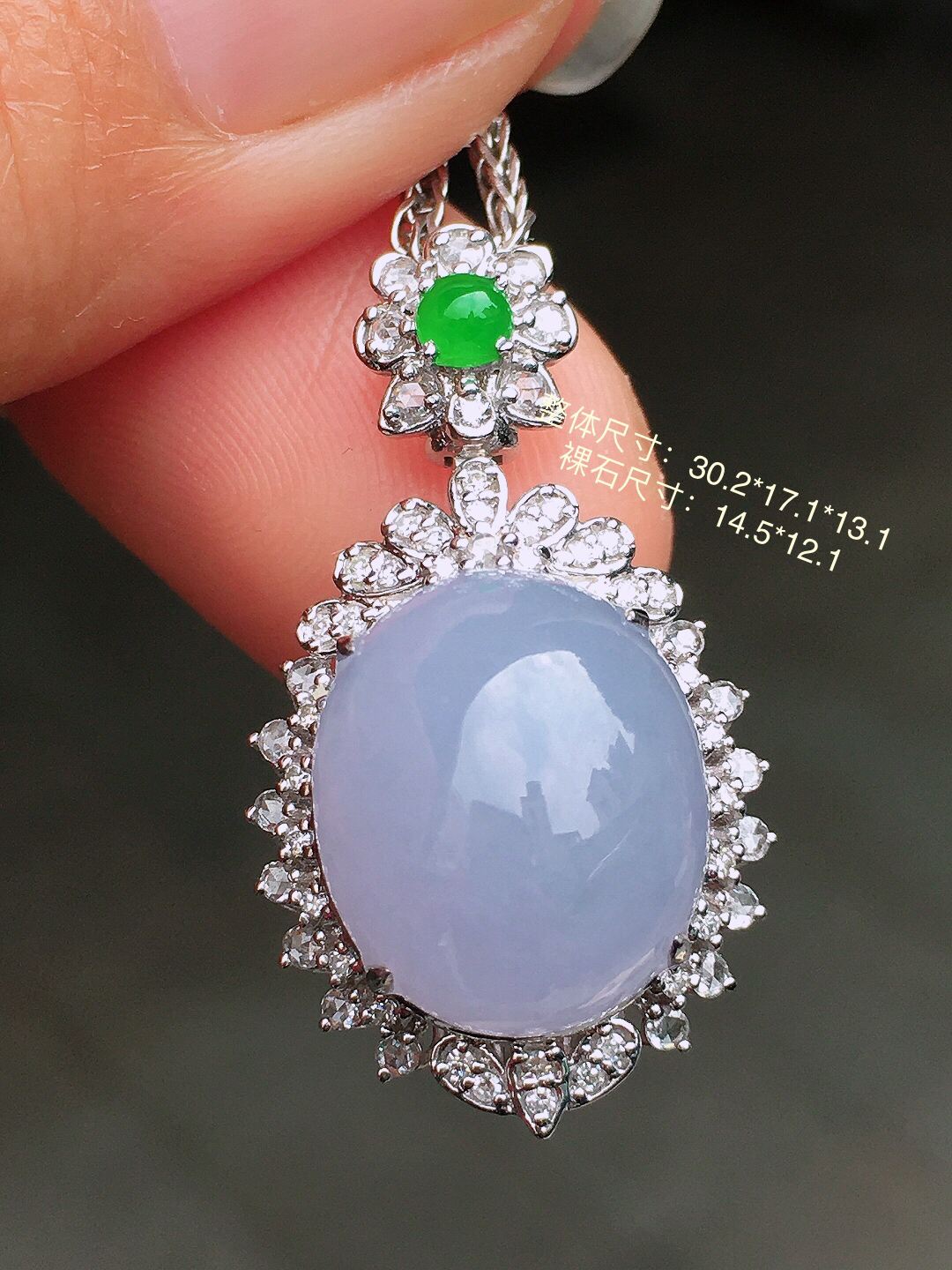 紫罗兰蛋面吊坠，色泽均匀艳丽，玉质细腻，荧光感超
强，饱满圆润，尽显优雅气质，18k
金豪华镶嵌