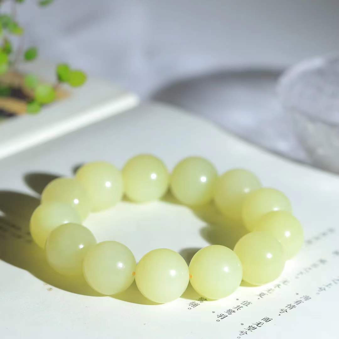 （冬日暖阳.手串）

收藏级臻品和田玉黄口料手串 质地油润，大气雅致，清风明月潺潺，浮浮洗尽铅华随于心，净于念……重118.6克  尺寸取一17.8mm fDL-9949304yy