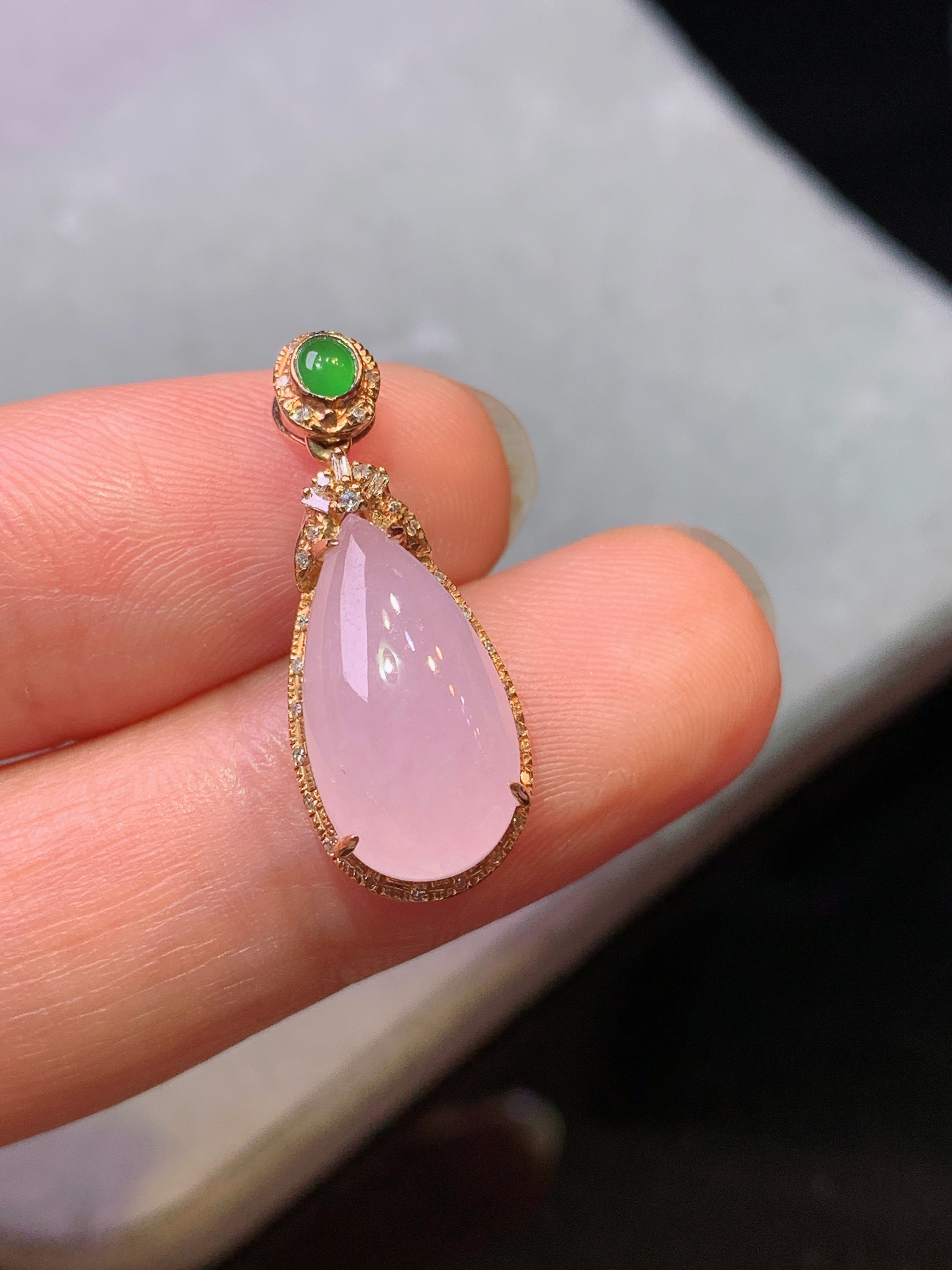 18k金钻镶嵌粉紫罗兰水滴吊坠 玉质细腻 色泽艳丽清新 水润亮眼 整体尺寸24*9.8*7.7z1