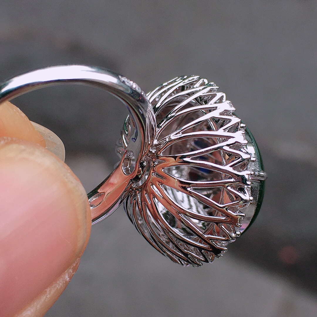 满绿蛋面戒指，色泽均匀艳丽，玉质细腻，荧光感超
强，饱满圆润，尽显优雅气质，18k
金豪华镶嵌