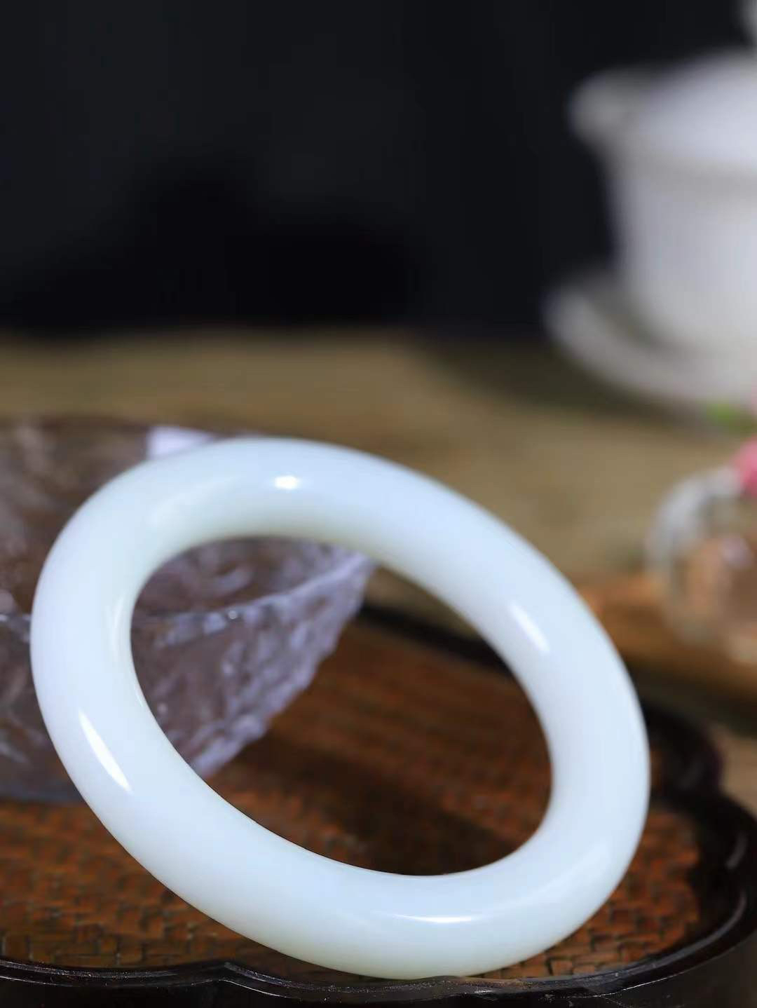 【花样年华·手镯】

精品和田玉白玉圆条手镯，质地油润细腻，色泽高贵典雅，镯型古朴典雅。在诗情画意的雨巷相遇，你是我腕间的一抹风情，有你眸有深情，清风荡漾湖间静水，我愿俯身低眉，在烟波涟漪处，寻你深情倩影。内径60mm尺寸12.6-12.6mm 重85.8克。fDL-36302488