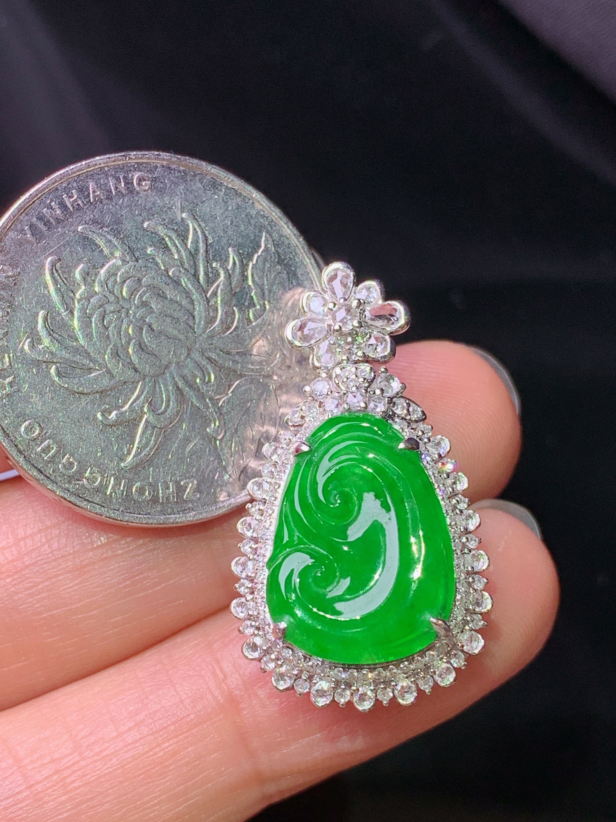 18k金钻镶嵌满绿如意吊坠 玉质细腻 色泽艳丽清新 水润亮眼 整体尺寸29.2*16.5*11.5c2