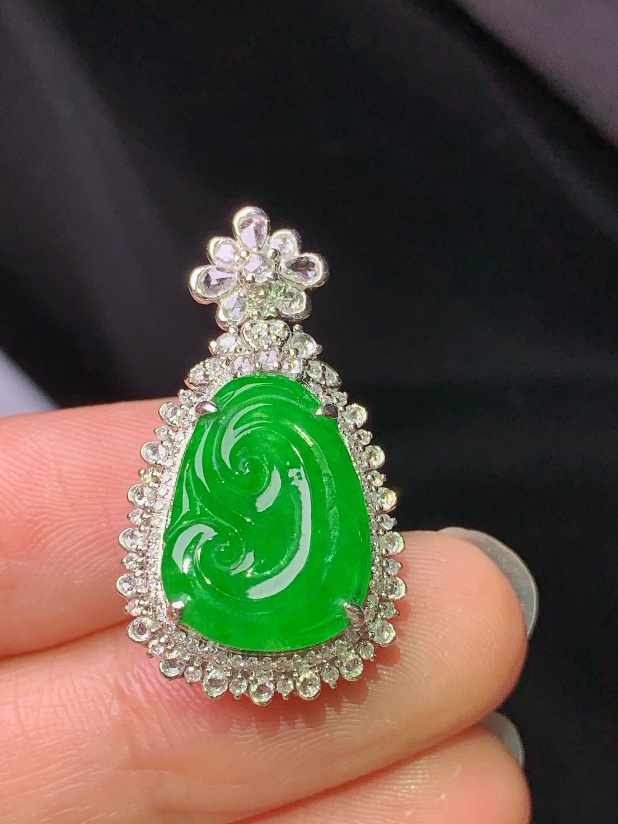 18k金钻镶嵌满绿如意吊坠 玉质细腻 色泽艳丽清新 水润亮眼 整体尺寸29.2*16.5*11.5c2