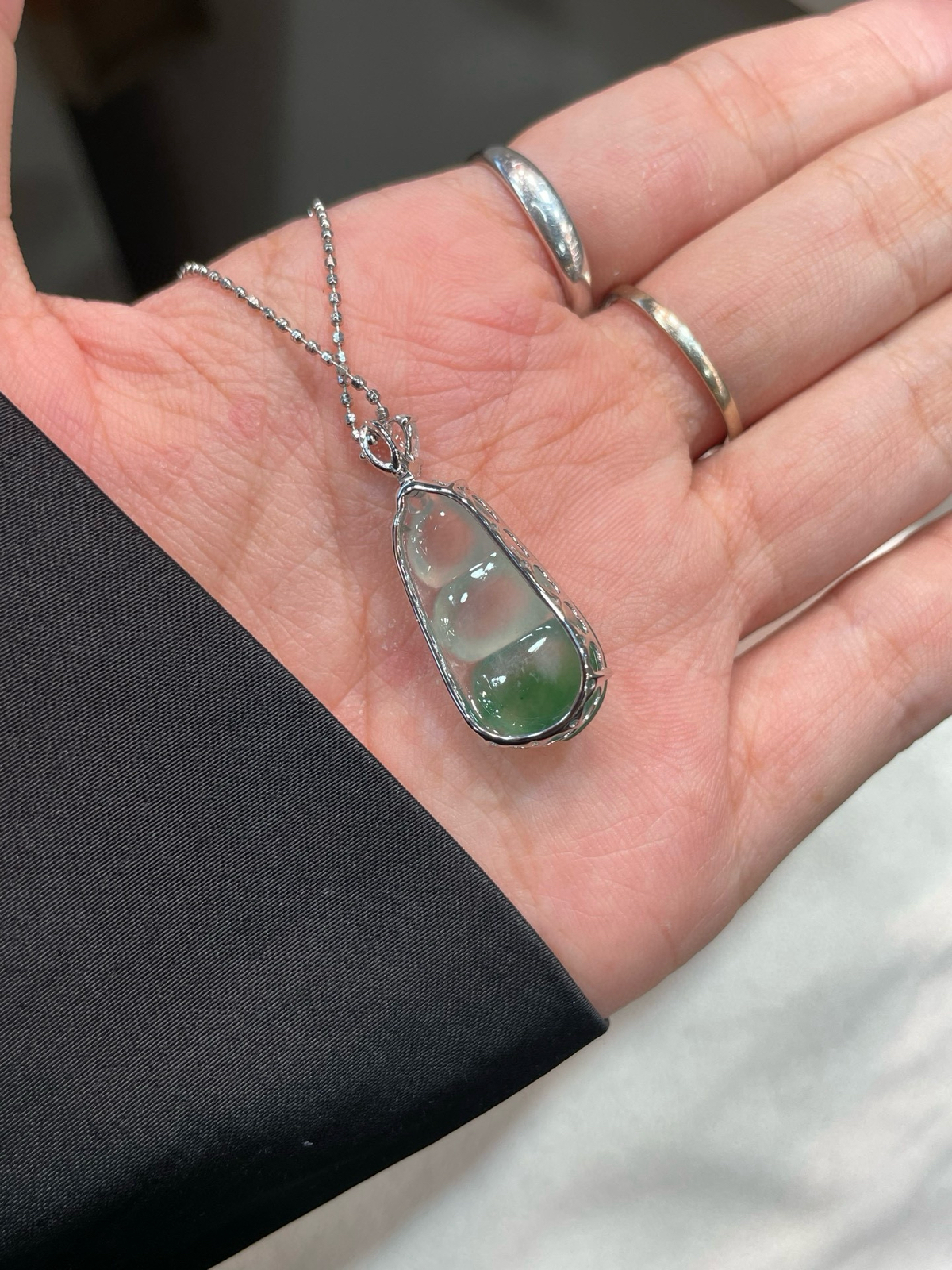 冰种 起光 飘绿花 福豆吊坠 半山半水

18k金简镶嵌