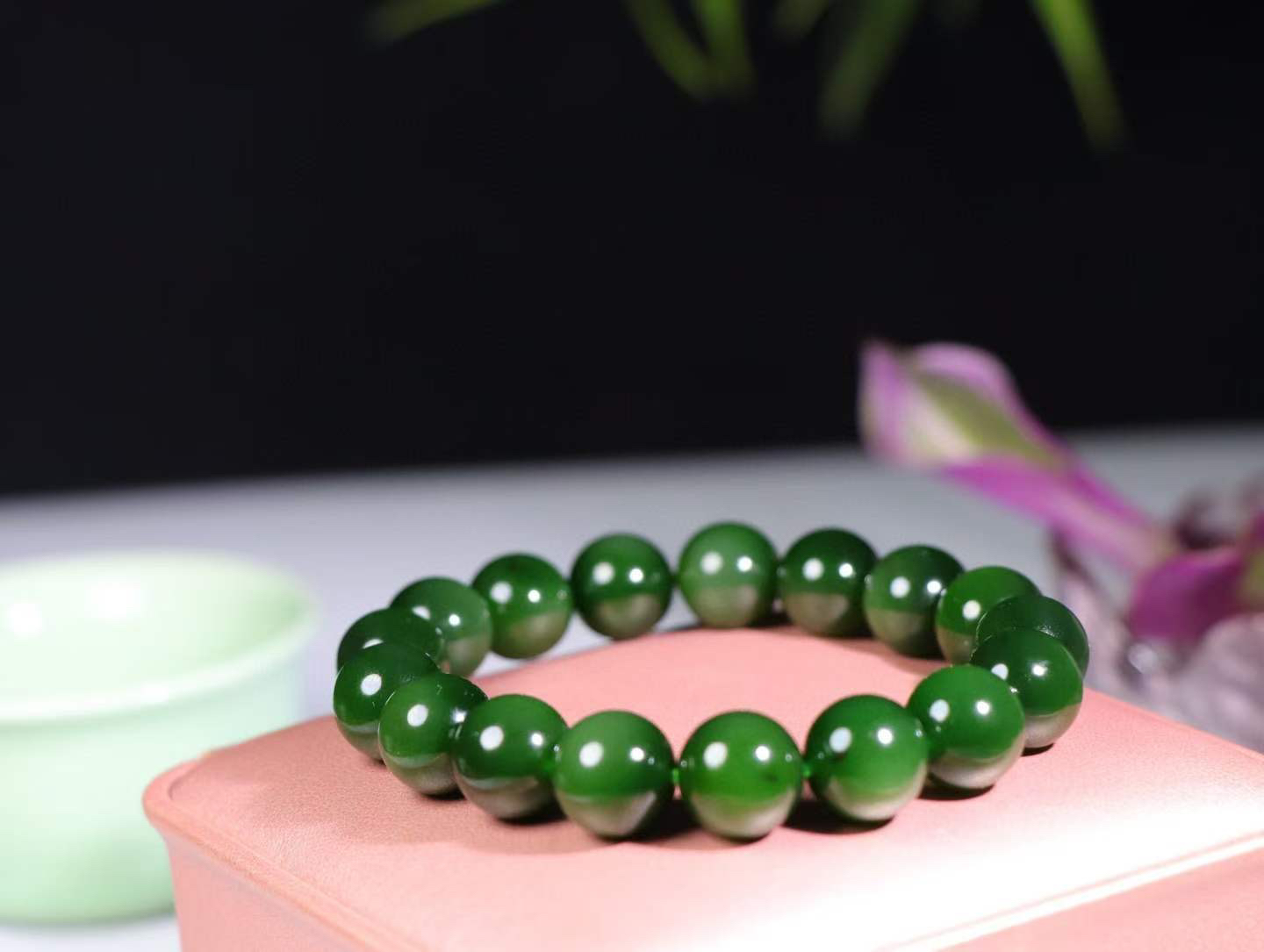 【珠圆玉润】

信誉第一 品质保证️精品和田玉碧玉手串 红皮老料，深菠菜绿，玉质温润细腻  整串打